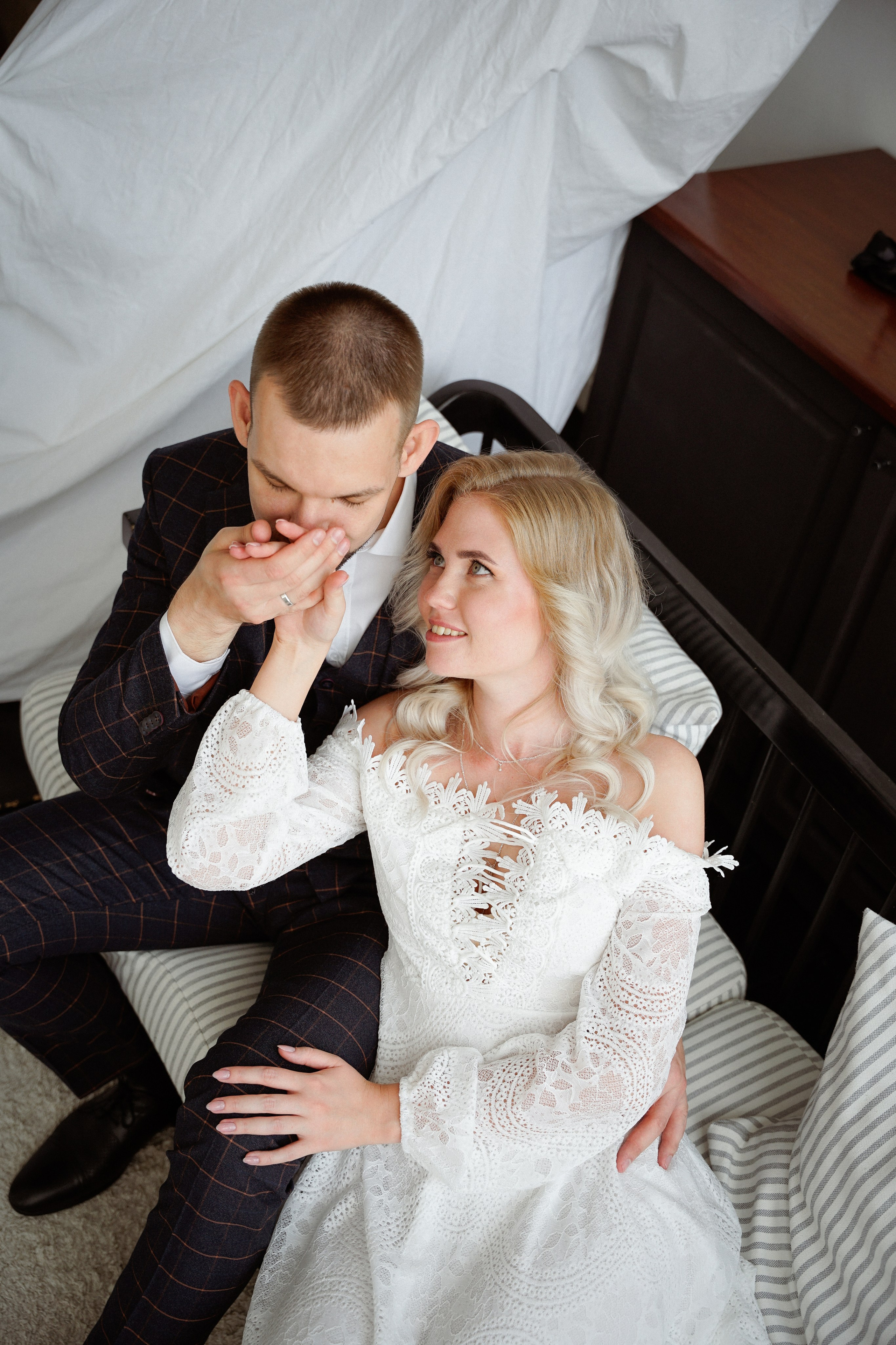 Свадебная фотосессия в студии с темным полом