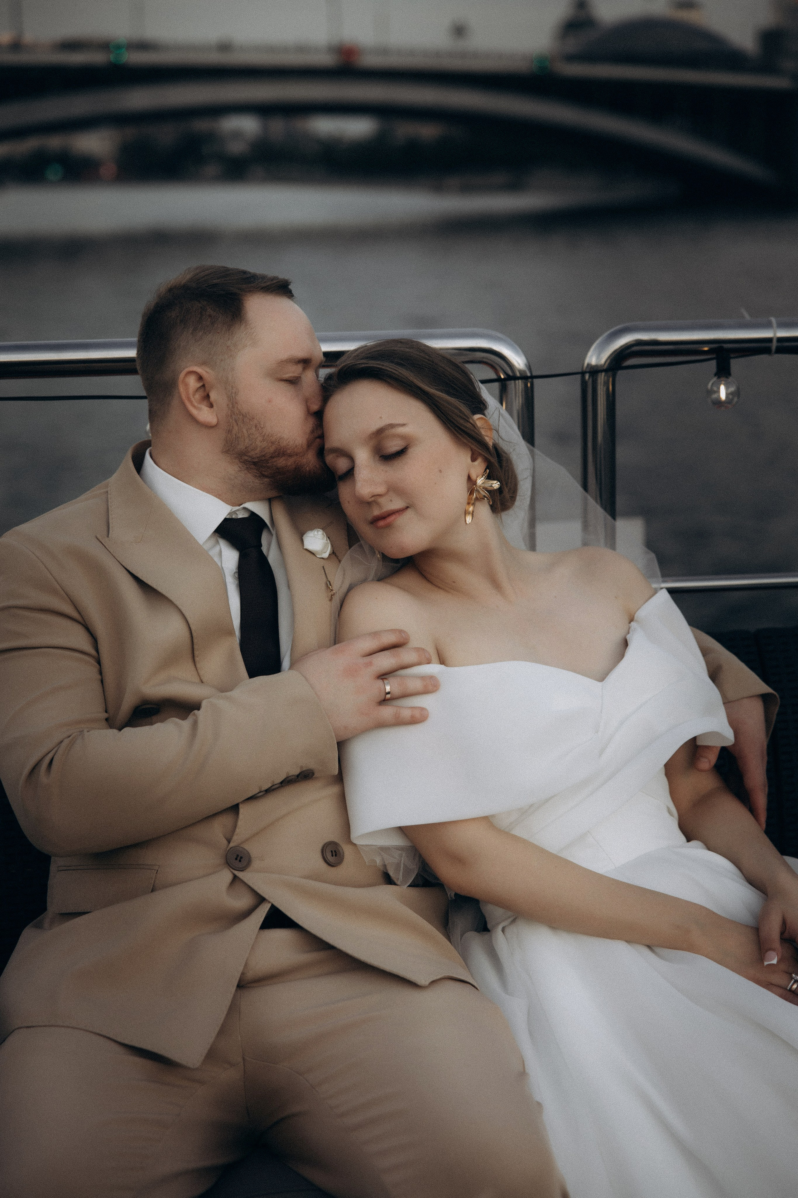 Утро невесты и свадебная фотосессия на теплоходе по Москве-реке