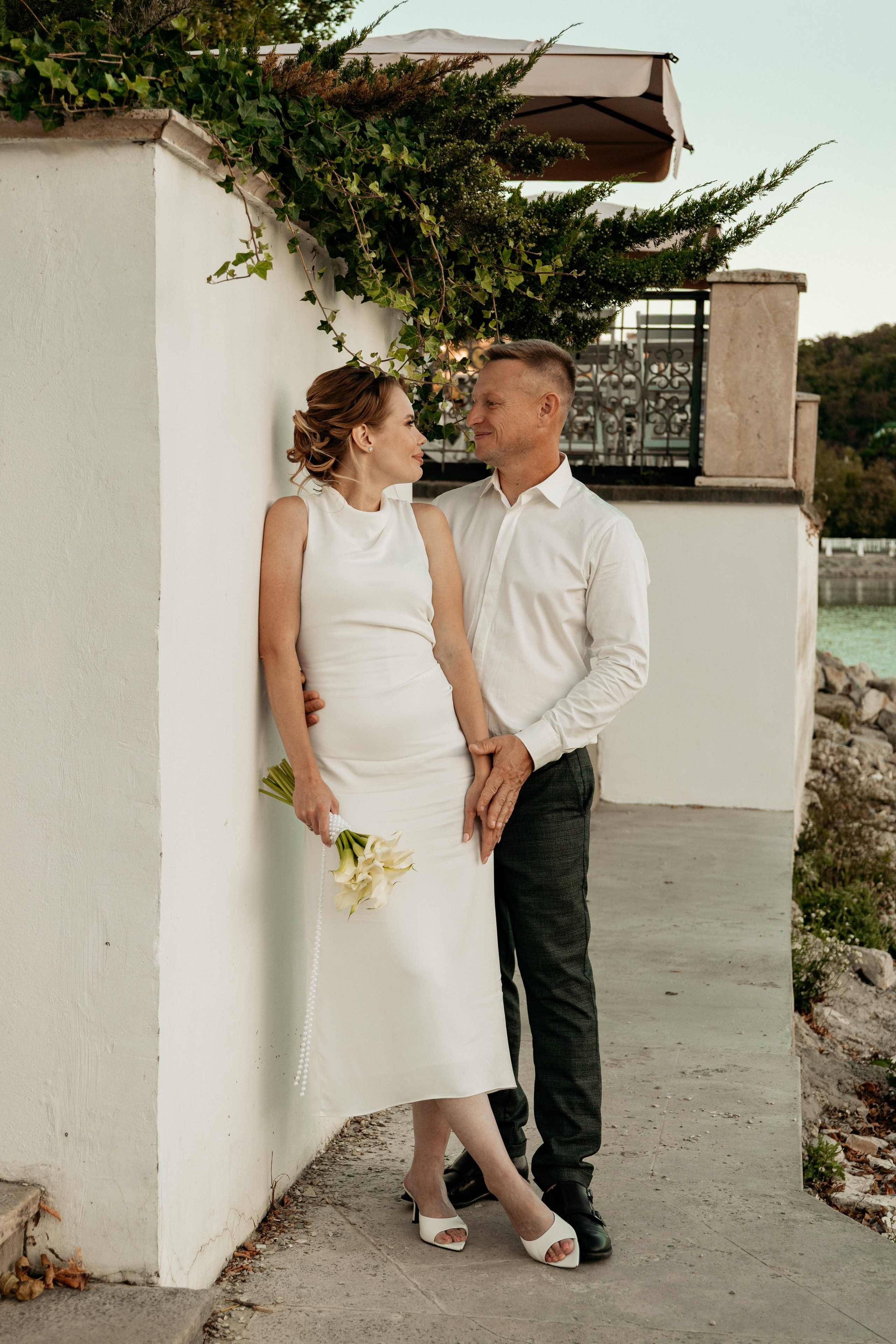 Свадебная фотосессия на каменной лестнице в горах