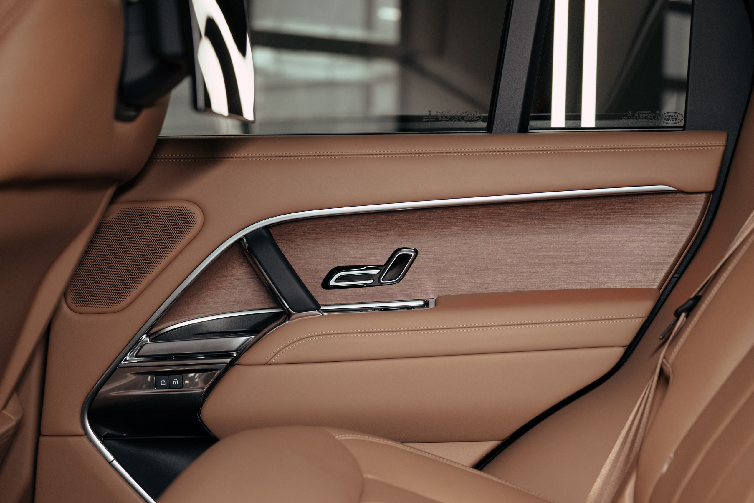 Range Rover gold on sand. DeLorein