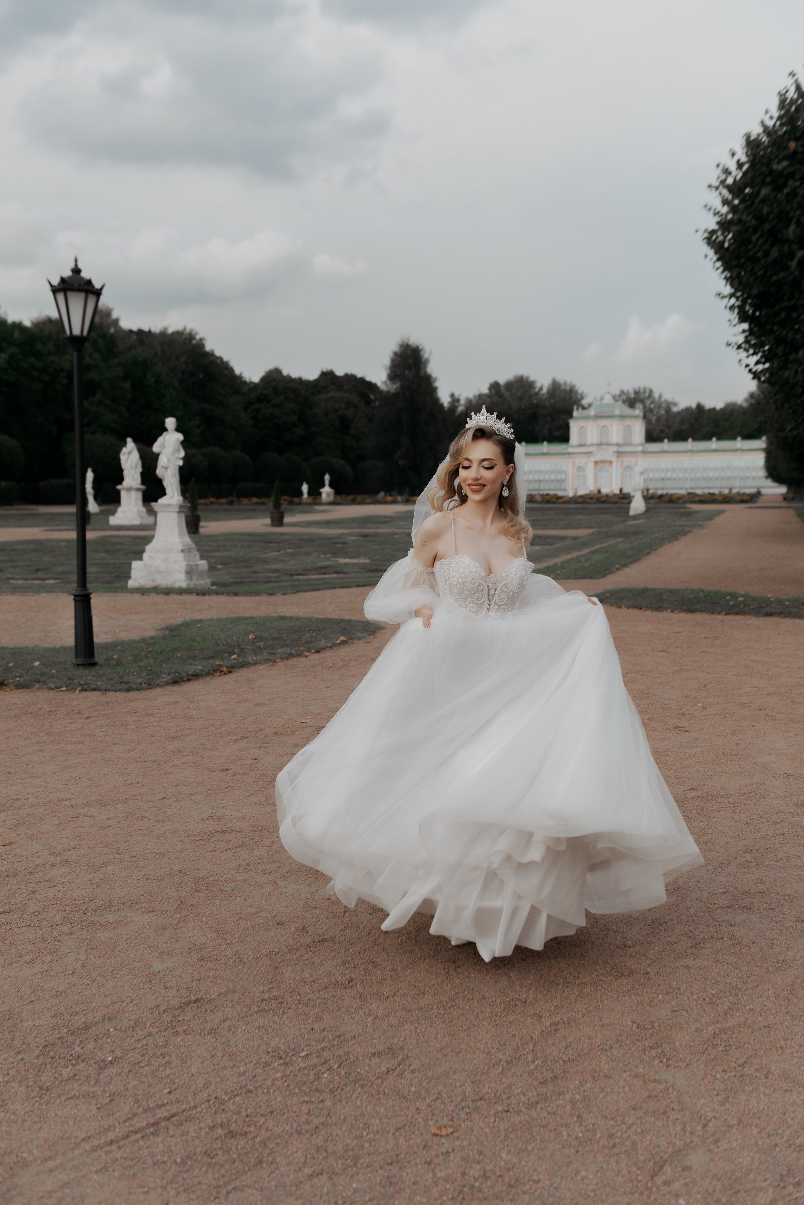 Невеста бежит в саду