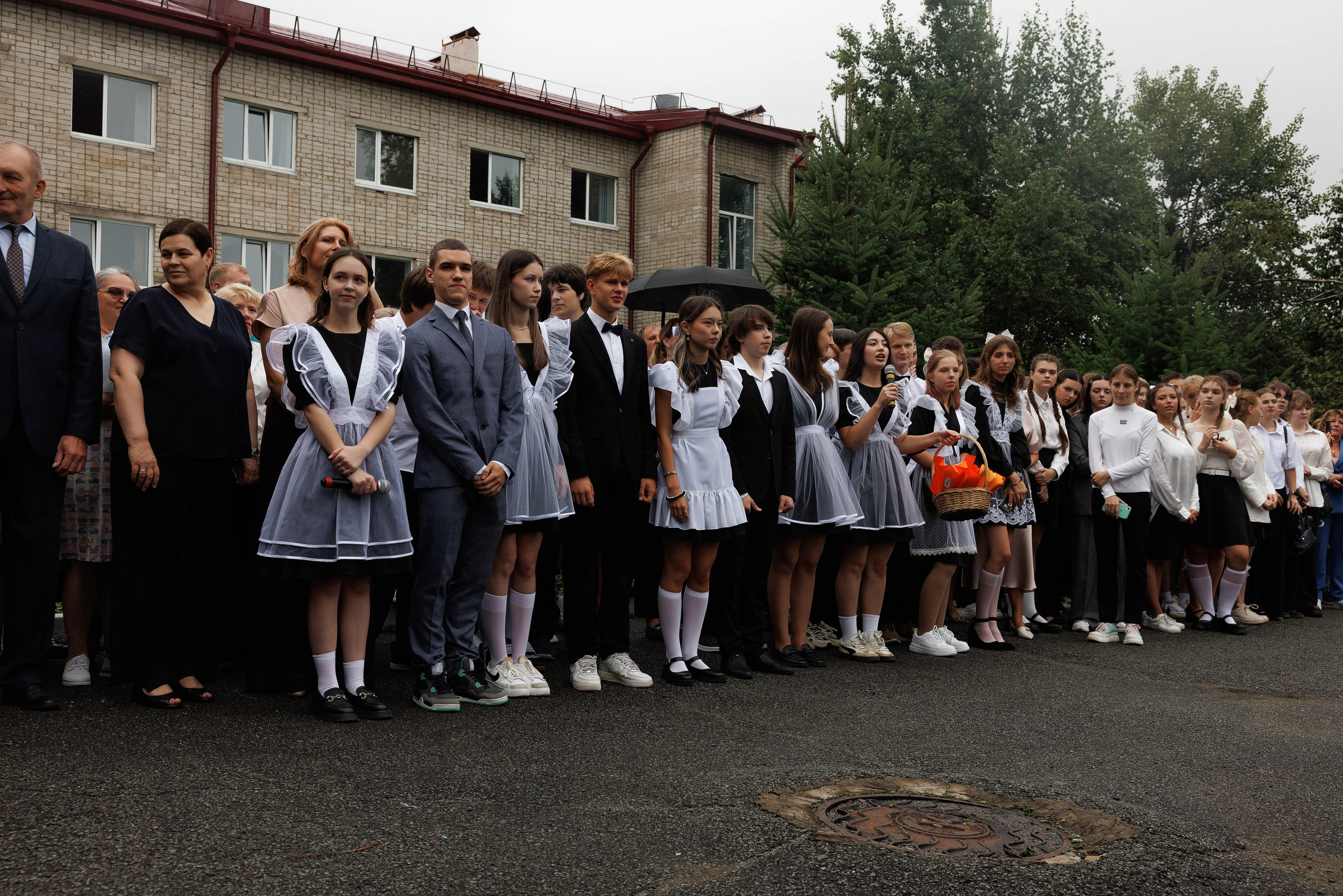 Линейка 11 клас Гимназия Артём. Photoalbum-vl.ru