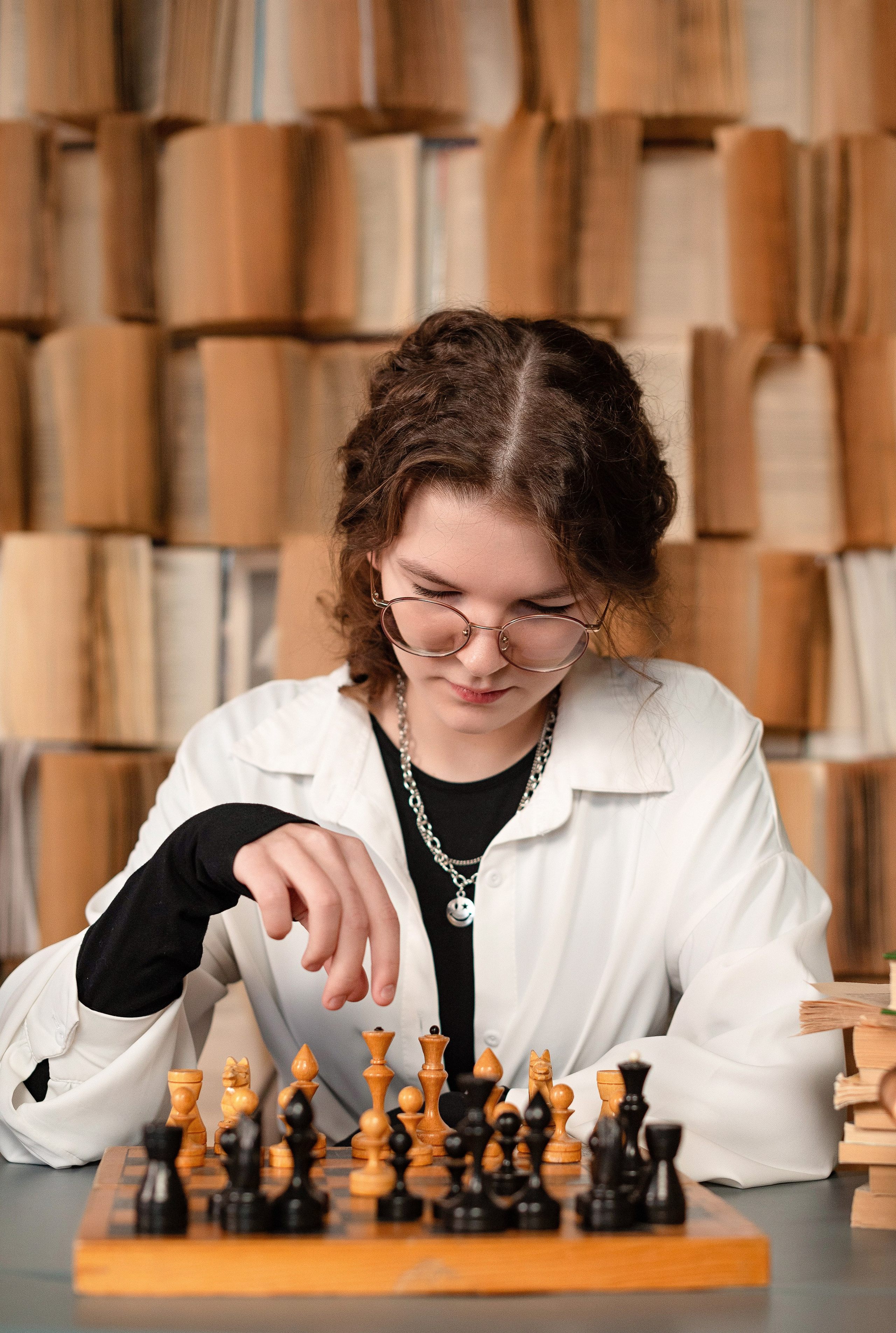 Портрет ученика школы №24 города Сургута, улыбающийся подросток в школьной локации с шахматами, фото для альбомa.