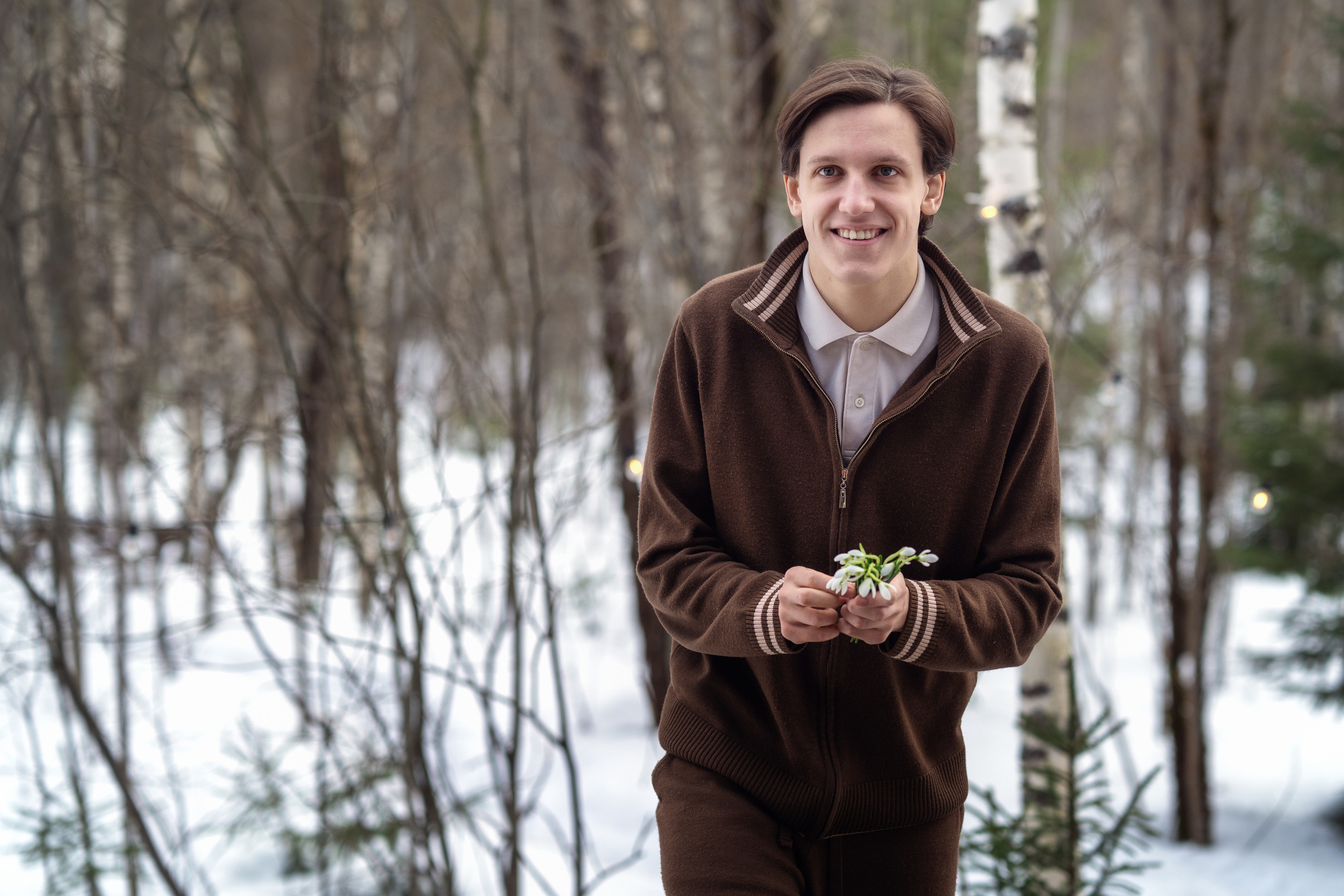 Молодой человек с подснежниками