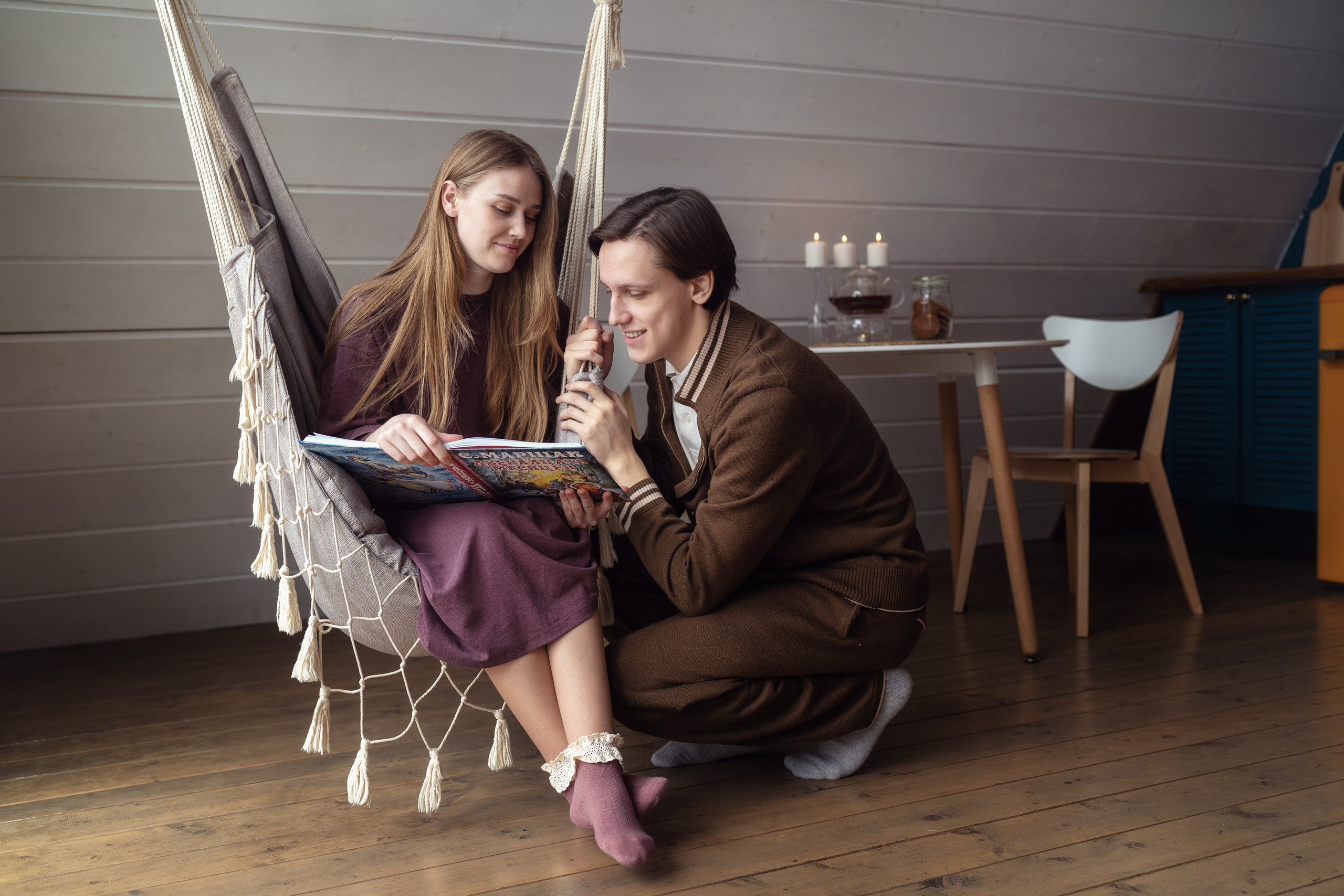 Девушка показывает иллюстрацию подснежников из сказки Двенадцать месяцев