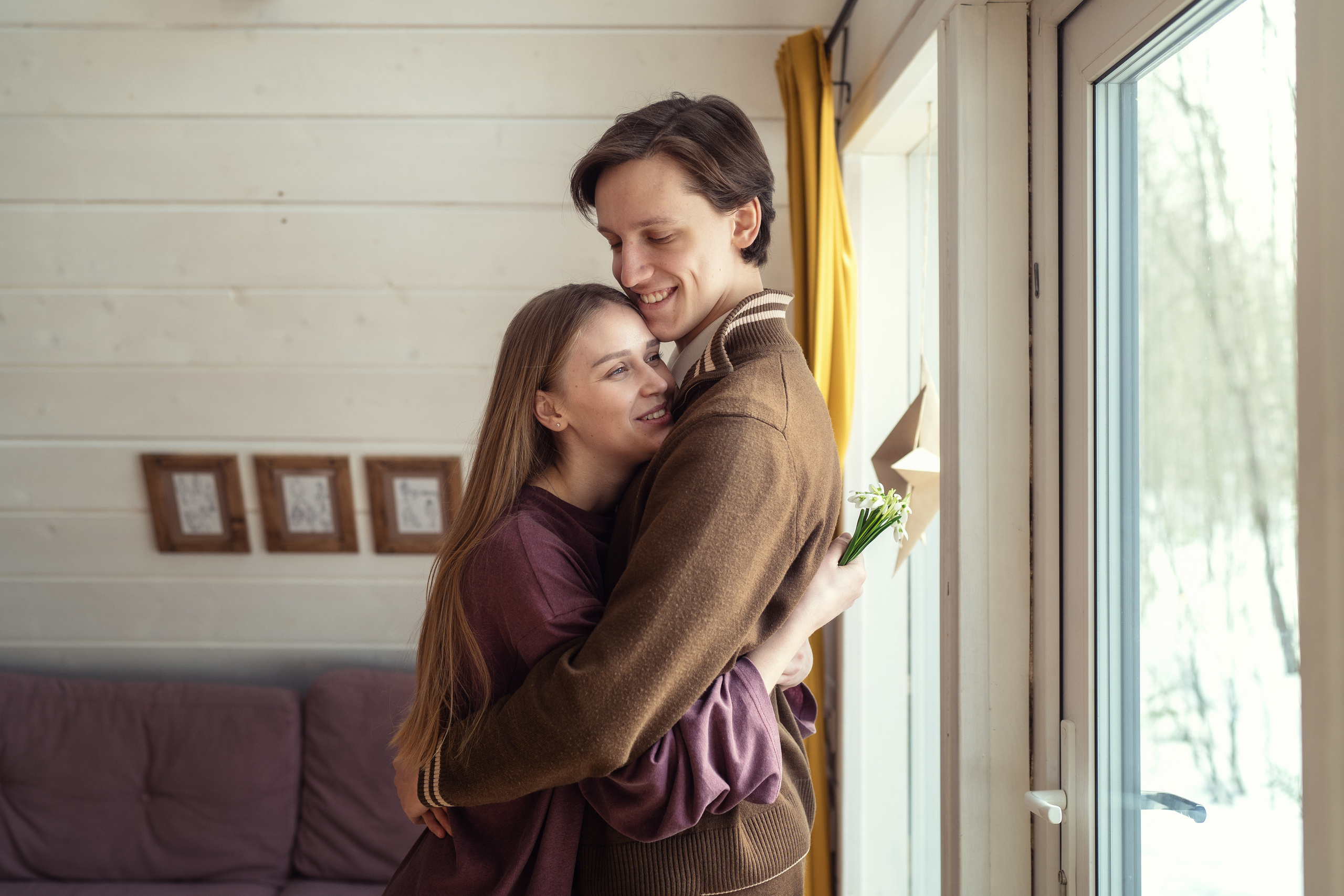 Молодой человек дарит подснежники своей любимой