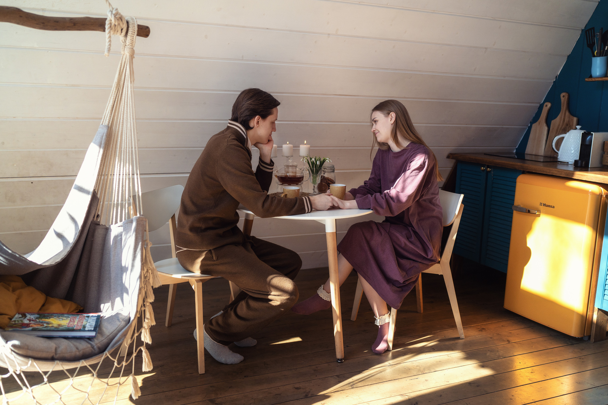 Влюбленная пара отдыхает в глэмпинге Bo.Camp. Фотоновелла Подснежники в киностиле