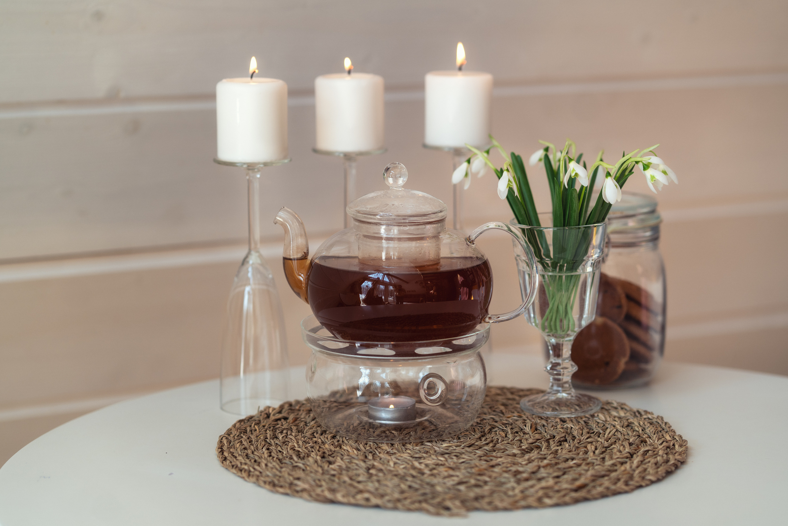 Подснежники, свечи, чай