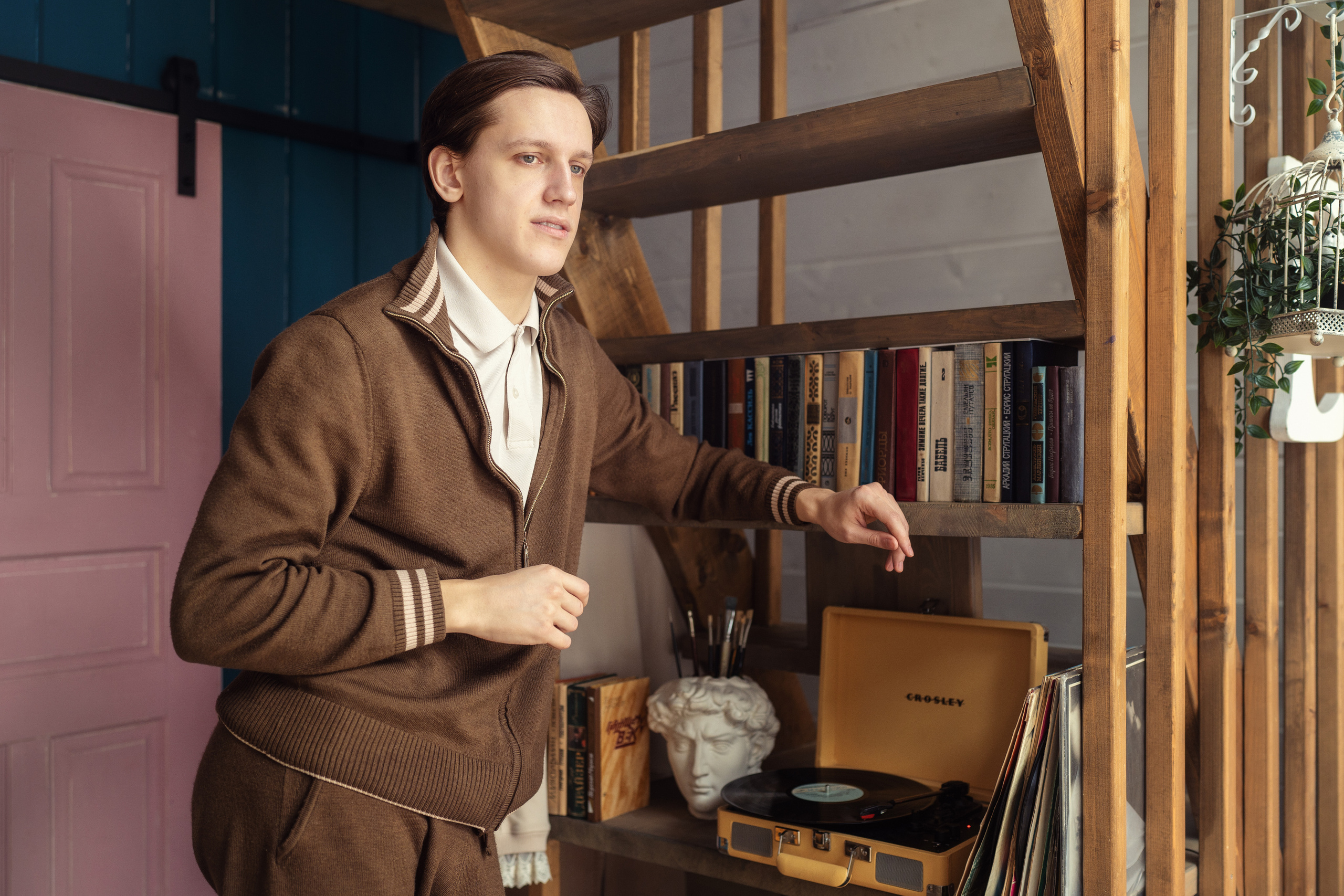 Молодой человек слушает виниловую пластинку