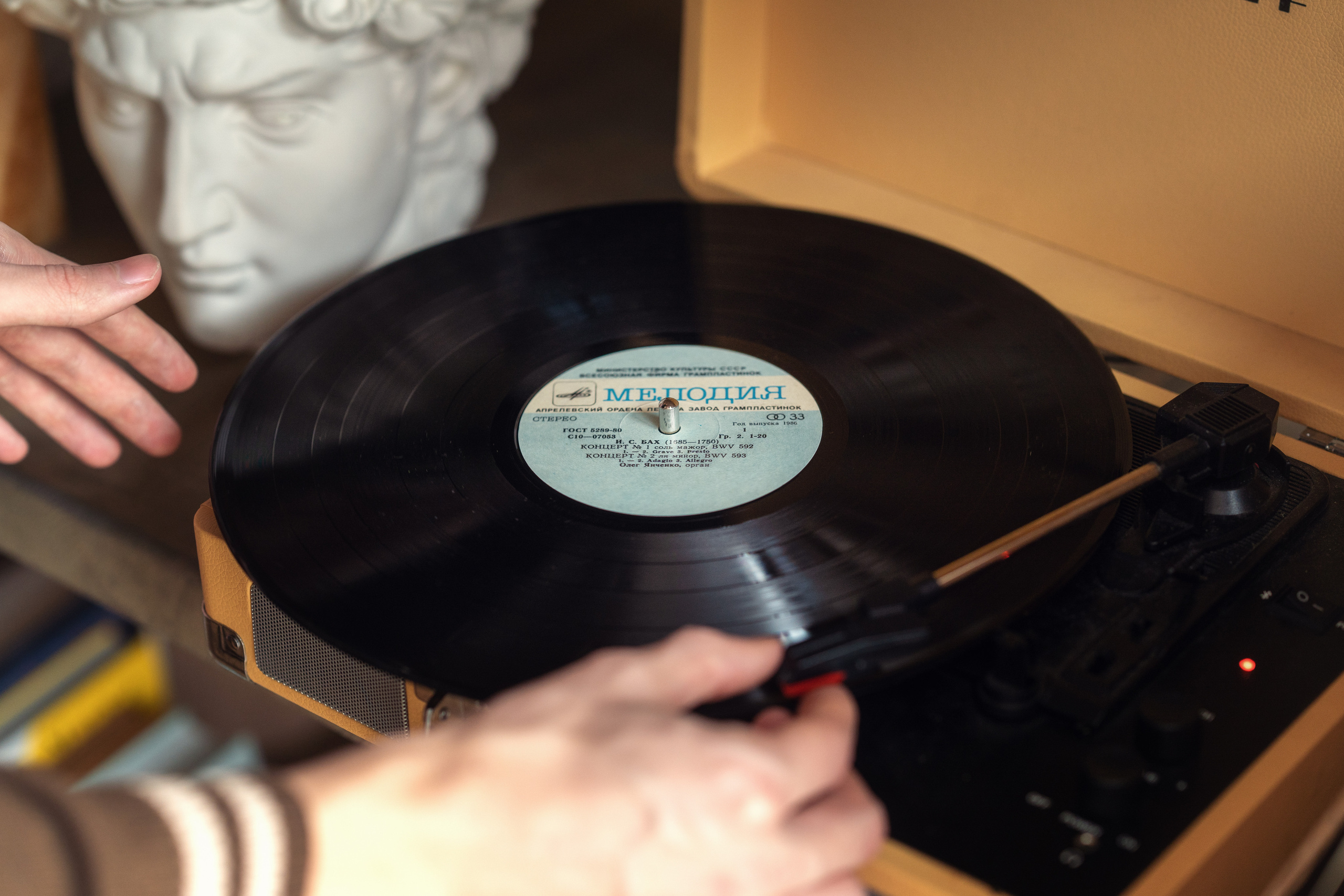 Виниловая пластинка и проигрыватель