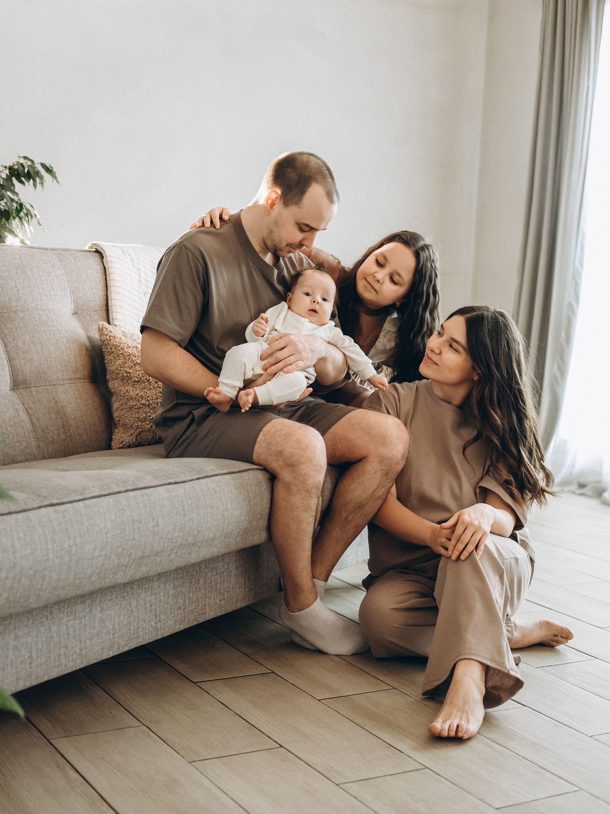 Семейная фотосессия с малышом, с новорожденным, фотосессия в Екатеринбурге, фотосессия в доме, домашняя фотосессия в стиле лайф, фотосессия. Семейный и детский фотограф в  г. Екатеринбурге Холодова Юлия
