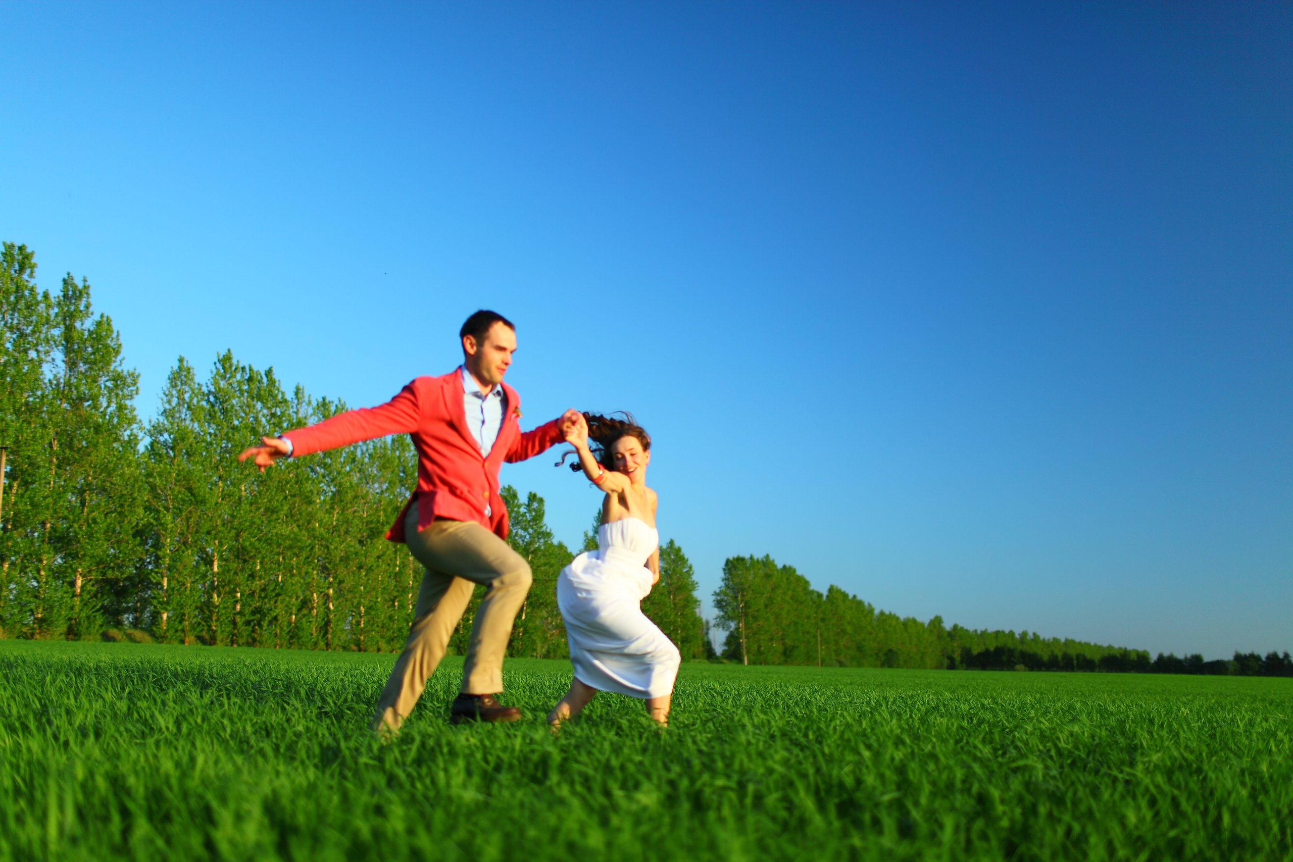 Душевная фотосессия пары в поле. Свадебный и репортажный фотограф в Ярославле и Санкт-Петербурге Роман Микрюков