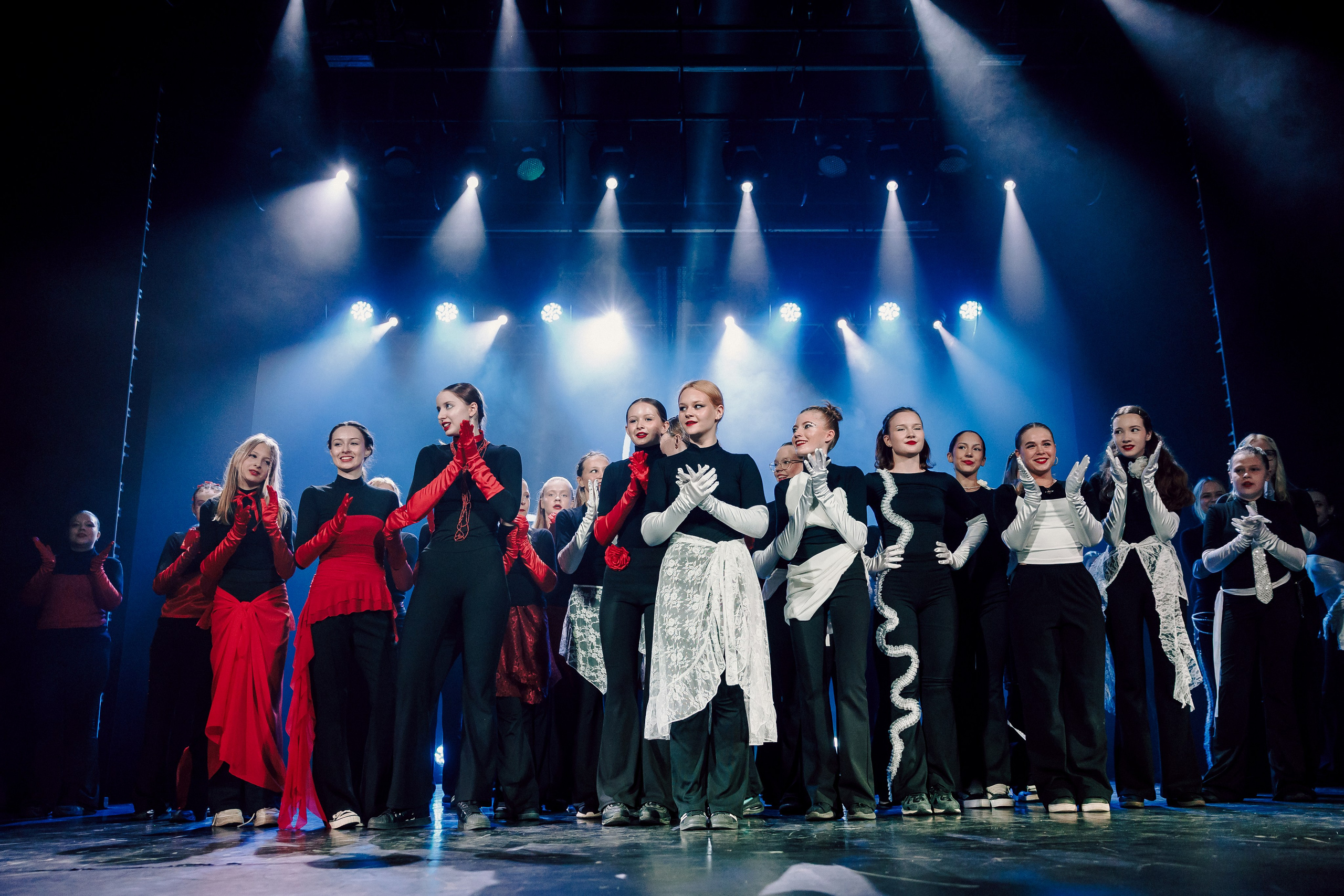 Отчётный концерт танцевальной школы «Red Rabbits» 2025. Лёшка Варзегов — фотограф