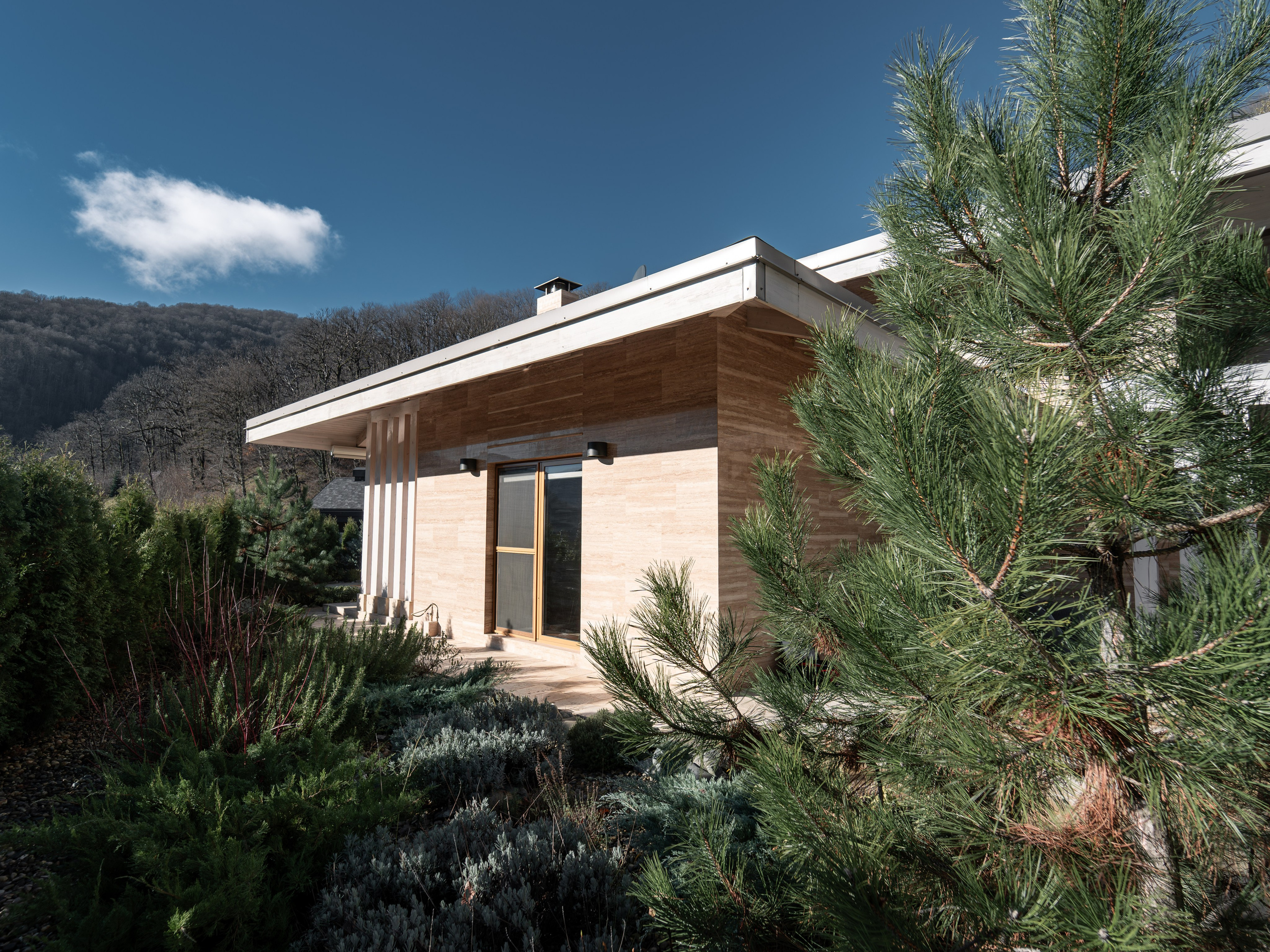 Загородный дом в стиле Шале белый — экстерьер. Репортажный фотограф в Красной Поляне и Сочи Павлюченко Екатерина