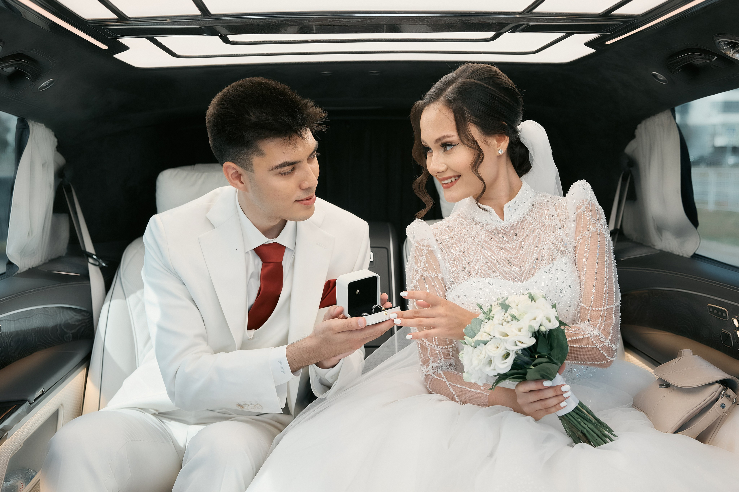 Аяз и Аделя. Свадебная фотосессия душевной пары в белых одеяниях на белых одеялах…. Мое имя Раиль. Я репортажный фотограф в Казани, так же мой любимый жанр — свадебный фотограф