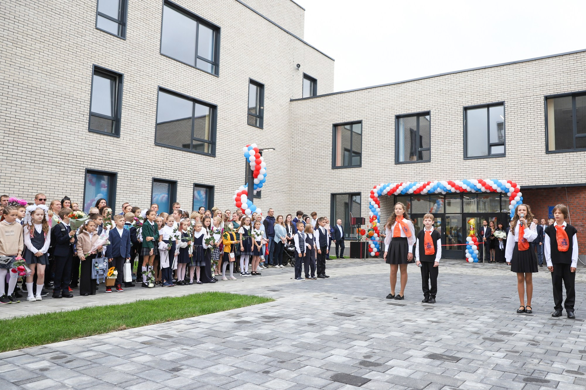 1 сентября в школе № 104. Фотограф Дарья Попова