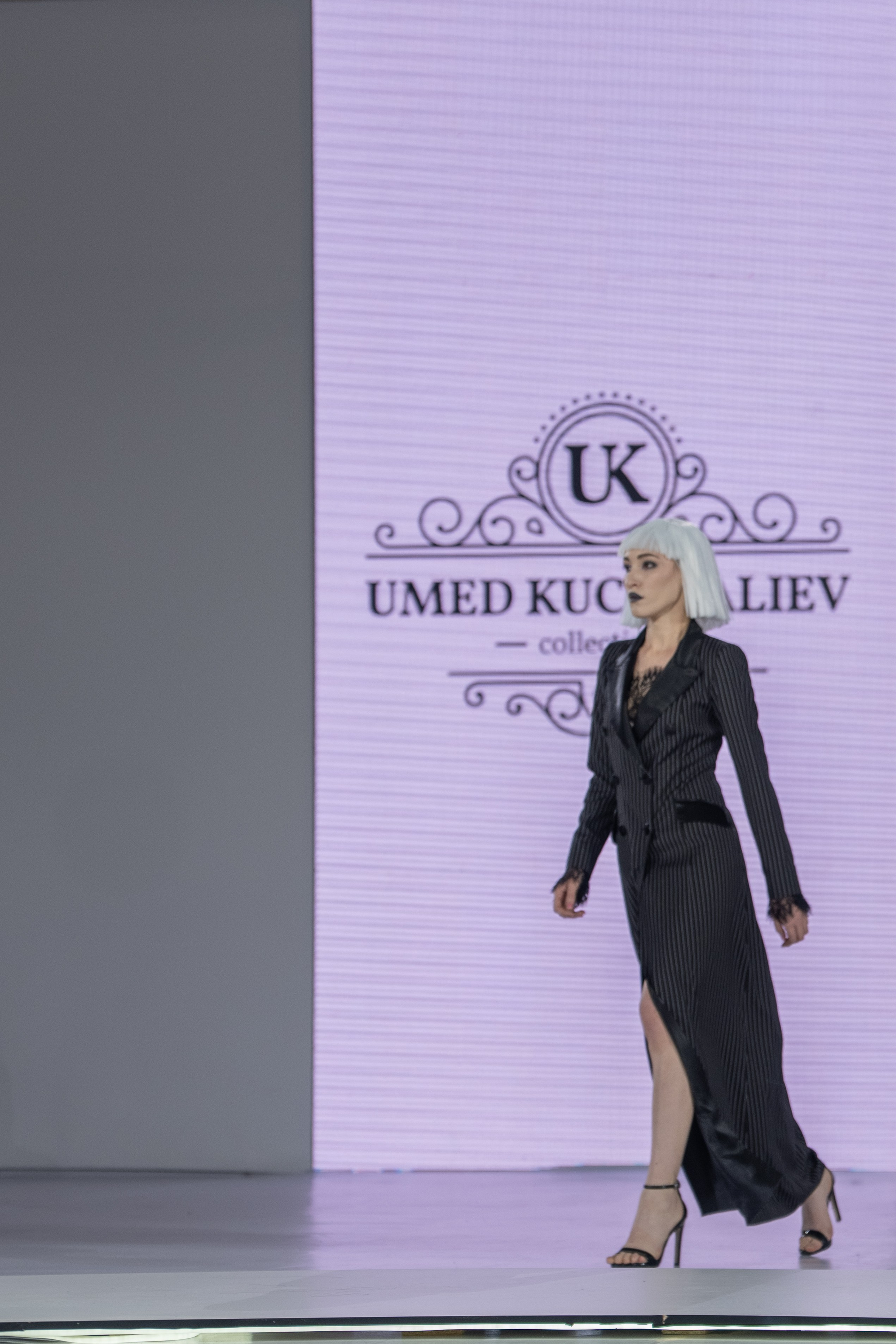 Дизайнер Umed Kuchkaliev. Сайт Алматинского НЮ АРТ, будуар и фэшн фотографа Дениса Карпенко