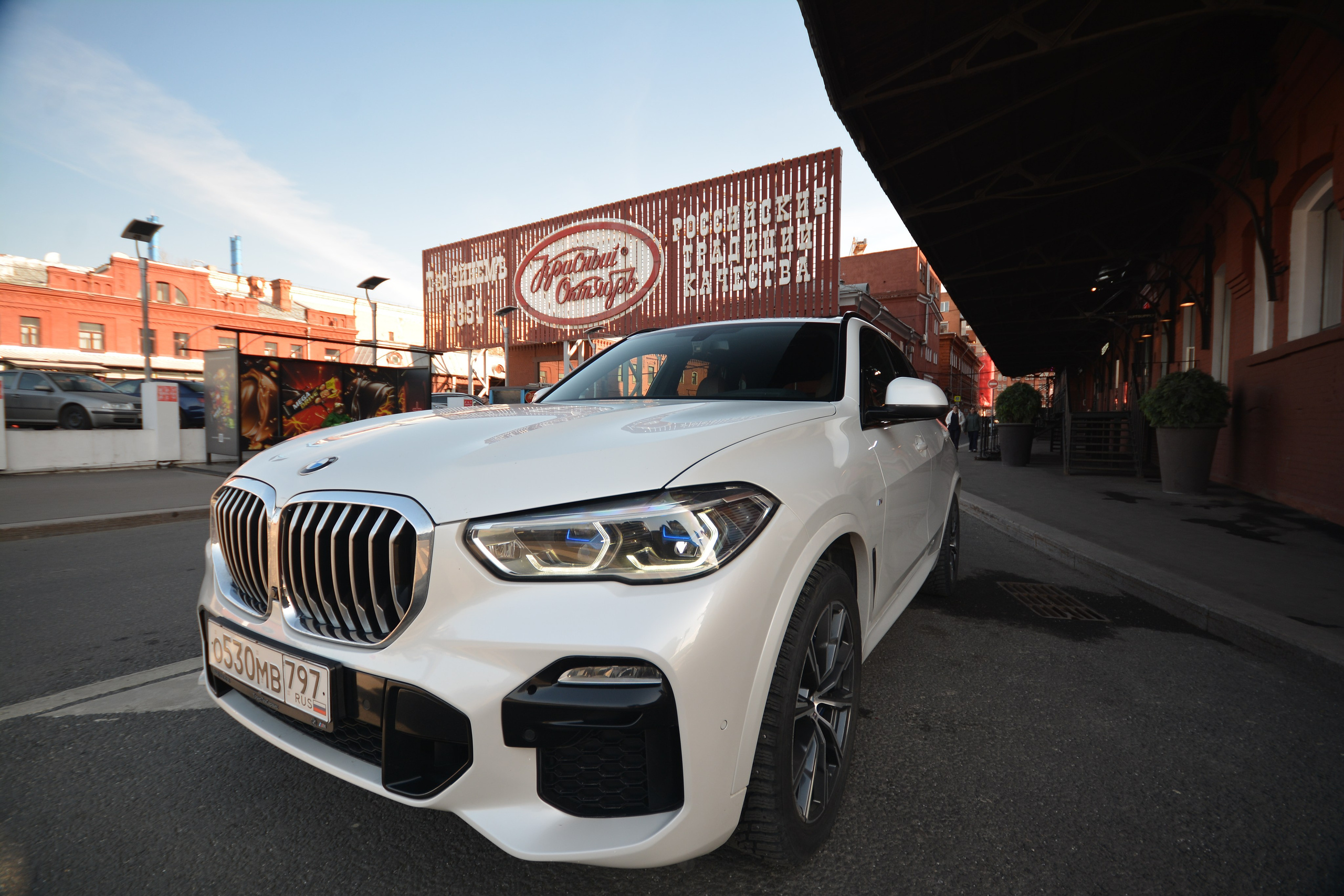 F/8 and be there — оказаться в нужном месте и поймать момент