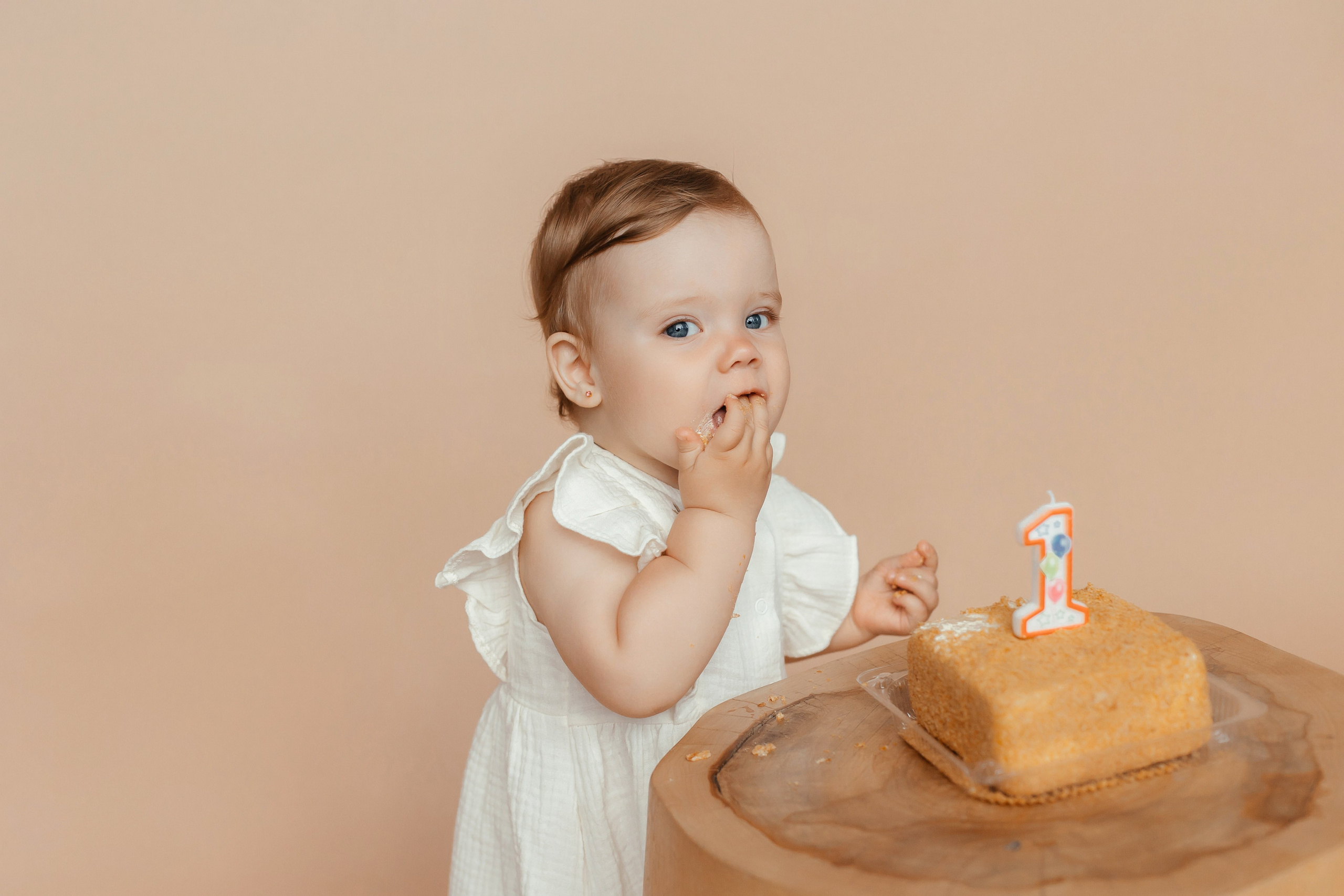 Первый год и первый торт. Фотограф Елена Краснопевцева