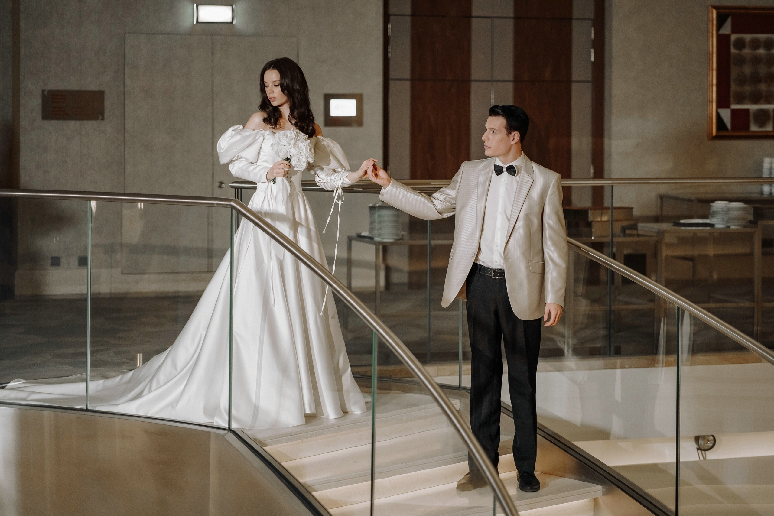 Фотосессия свадьбы на лестнице в Hyatt Regency Moscow Petrovsky Park. Свадебный и семейный фотограф в Москве Светлана Зоткина