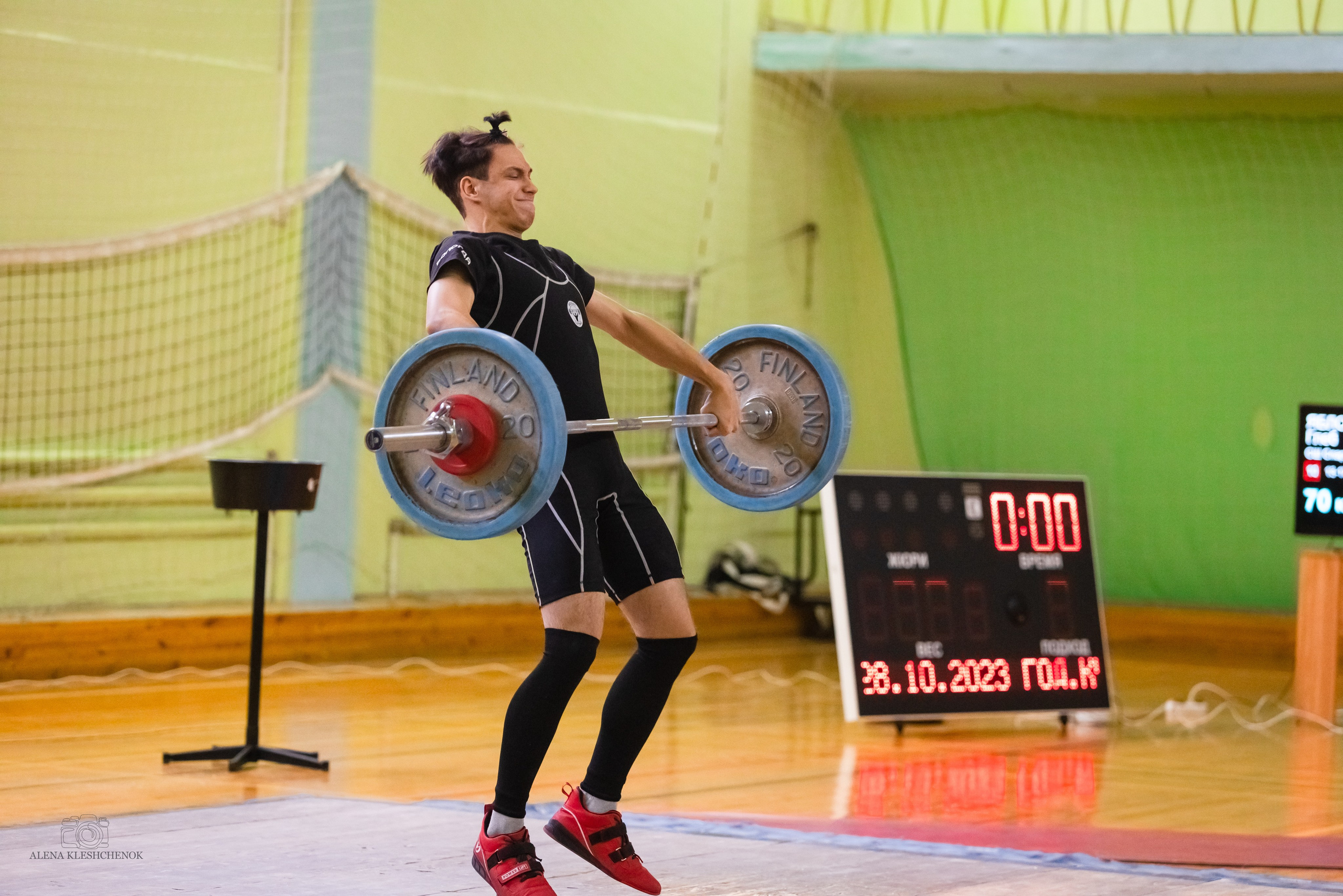 Репортажная съемка. На каждом снимке всегда два человека: фотограф и зритель