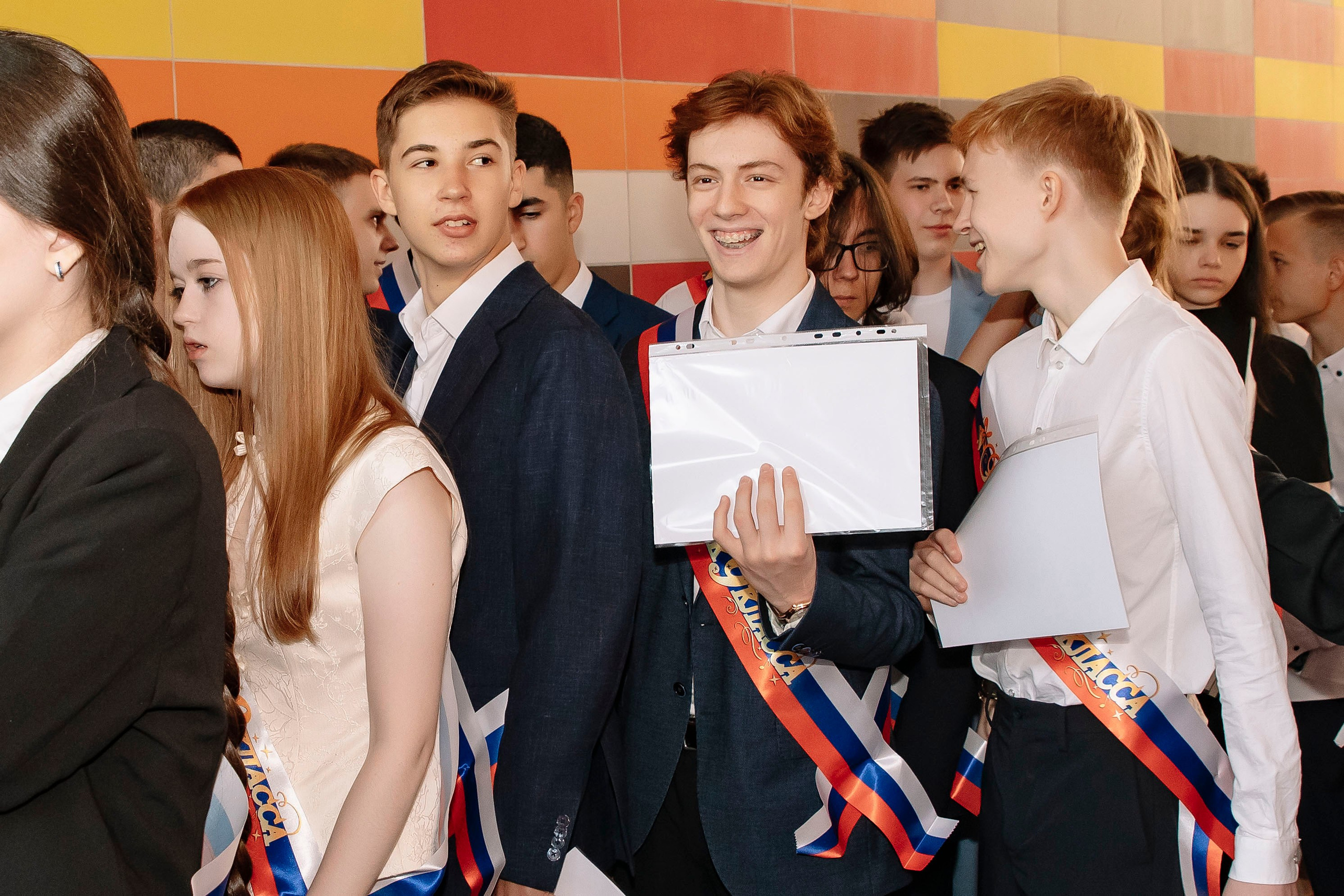 Последний звонок 2026 школа № 2025. Профессиональный фотограф в Москве | Заказать фотосессию и съемку