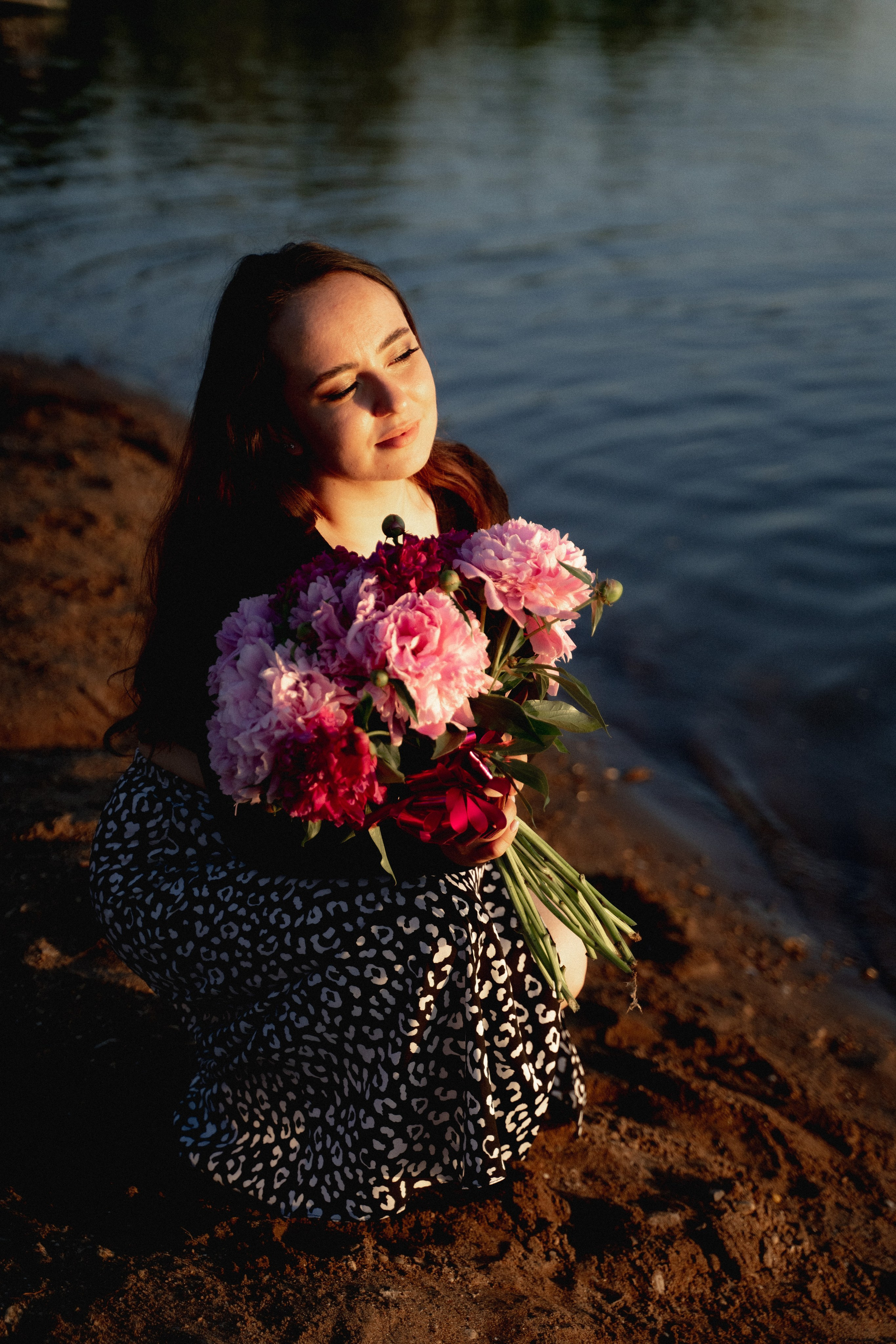 Девушки на берегу