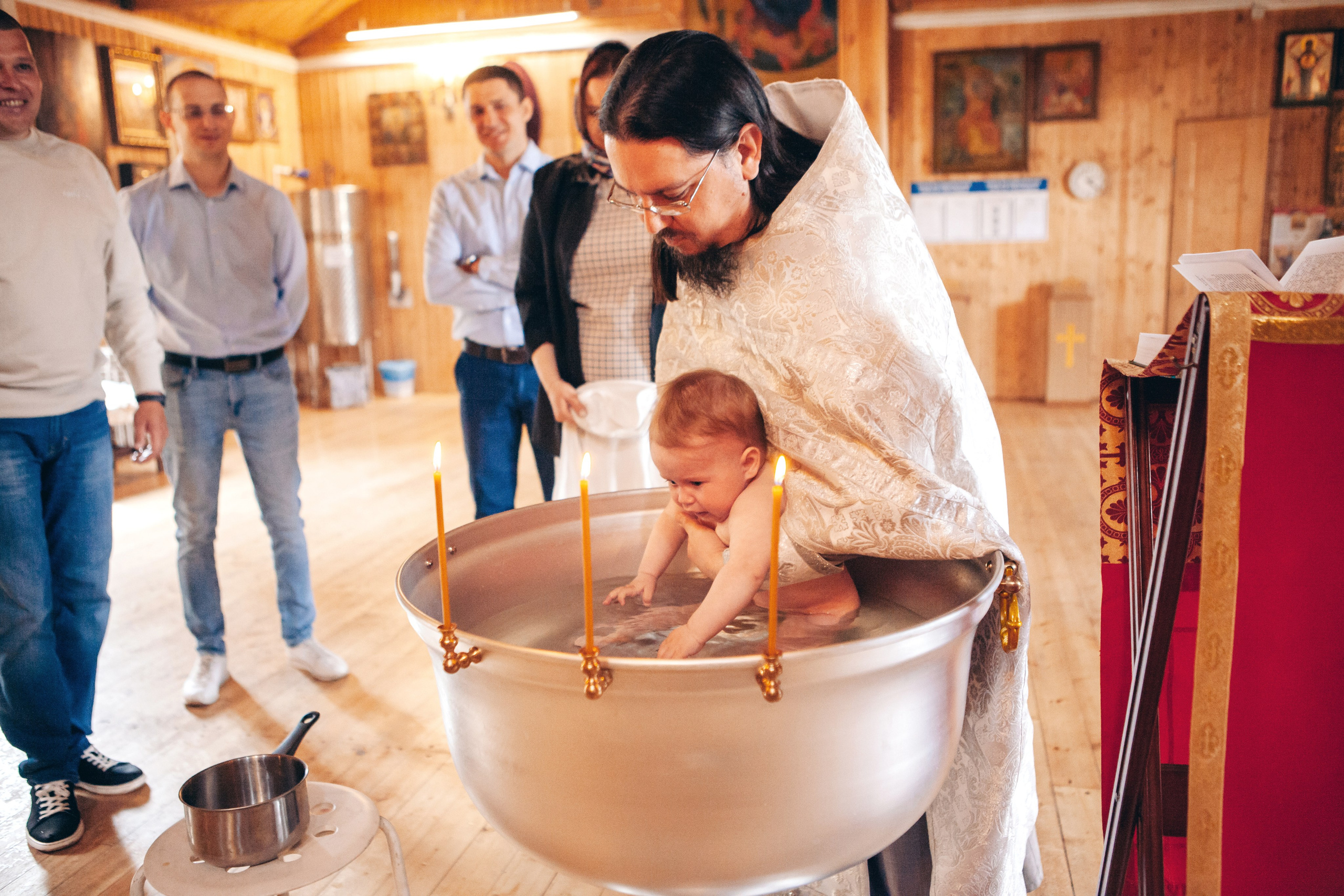 Крещение ребенка в православной церкви в Москве