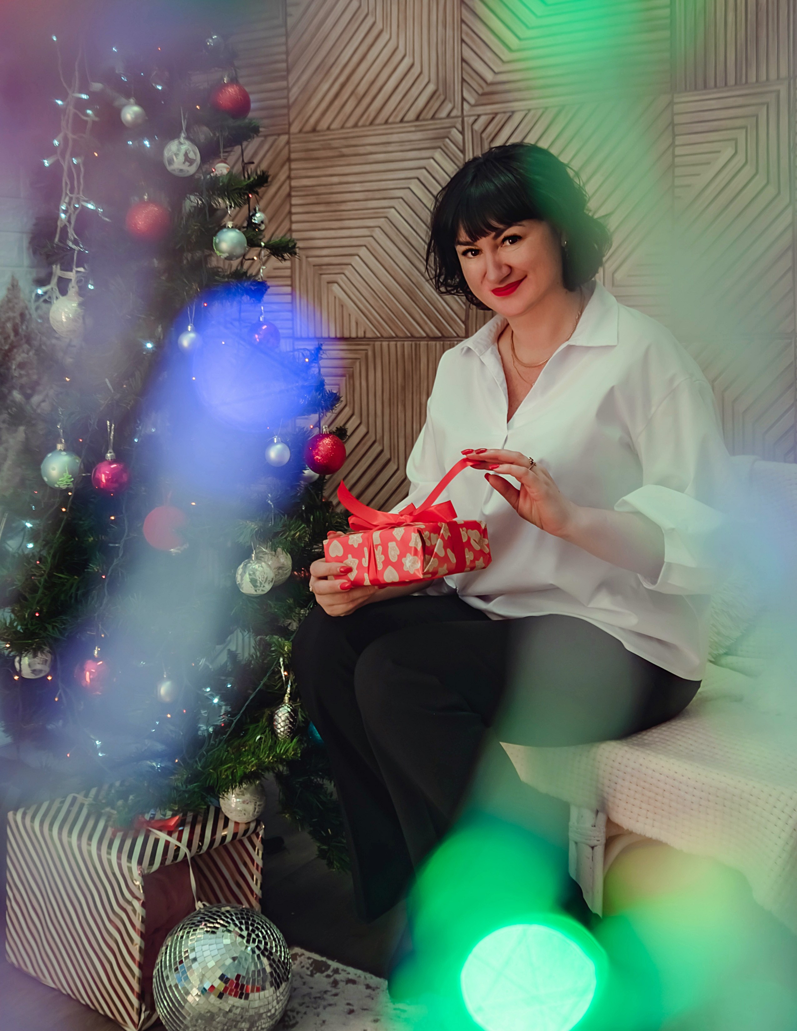 На фото девушка с подарком.