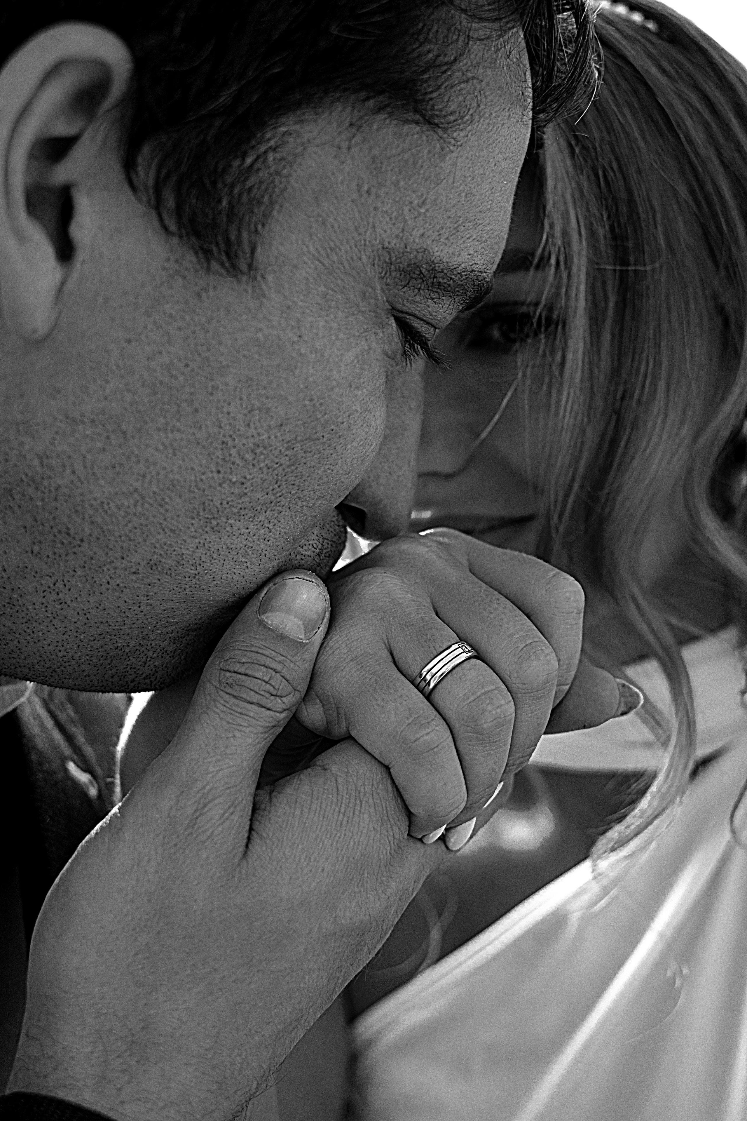 Жених целует руку невесты