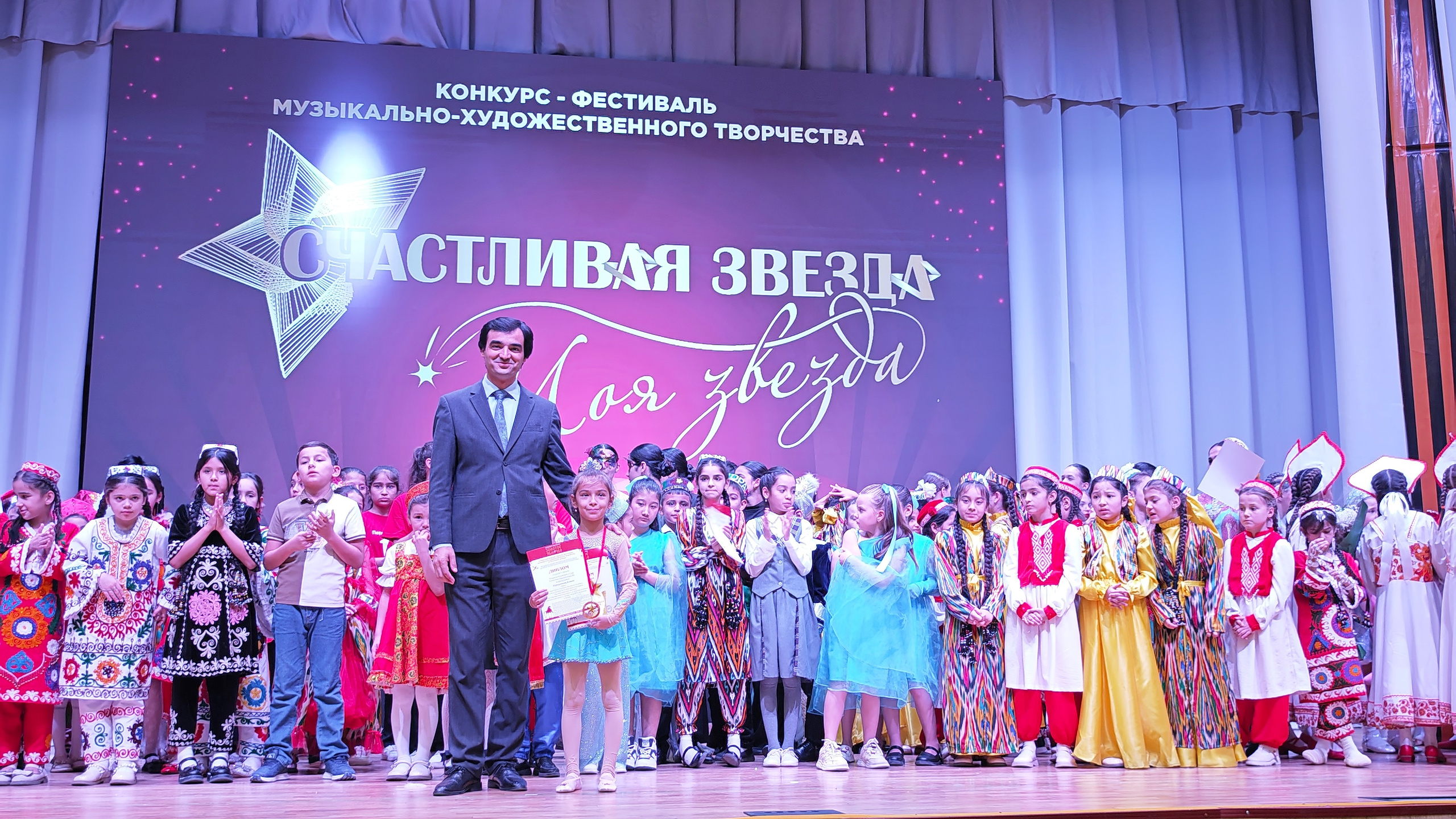 1 ноября 2025 г, г. Бохтар, Таджикистан. Золотое яблочко