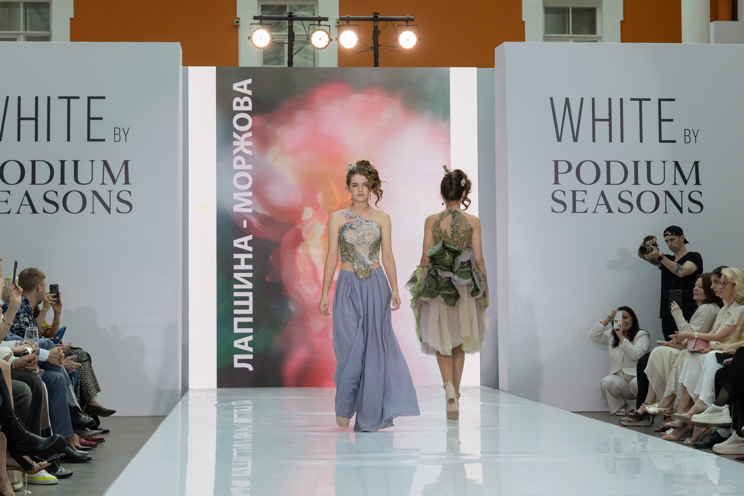 <img src="image.jpg" alt="репортаж с модного показа в Санкт-Петербурге">