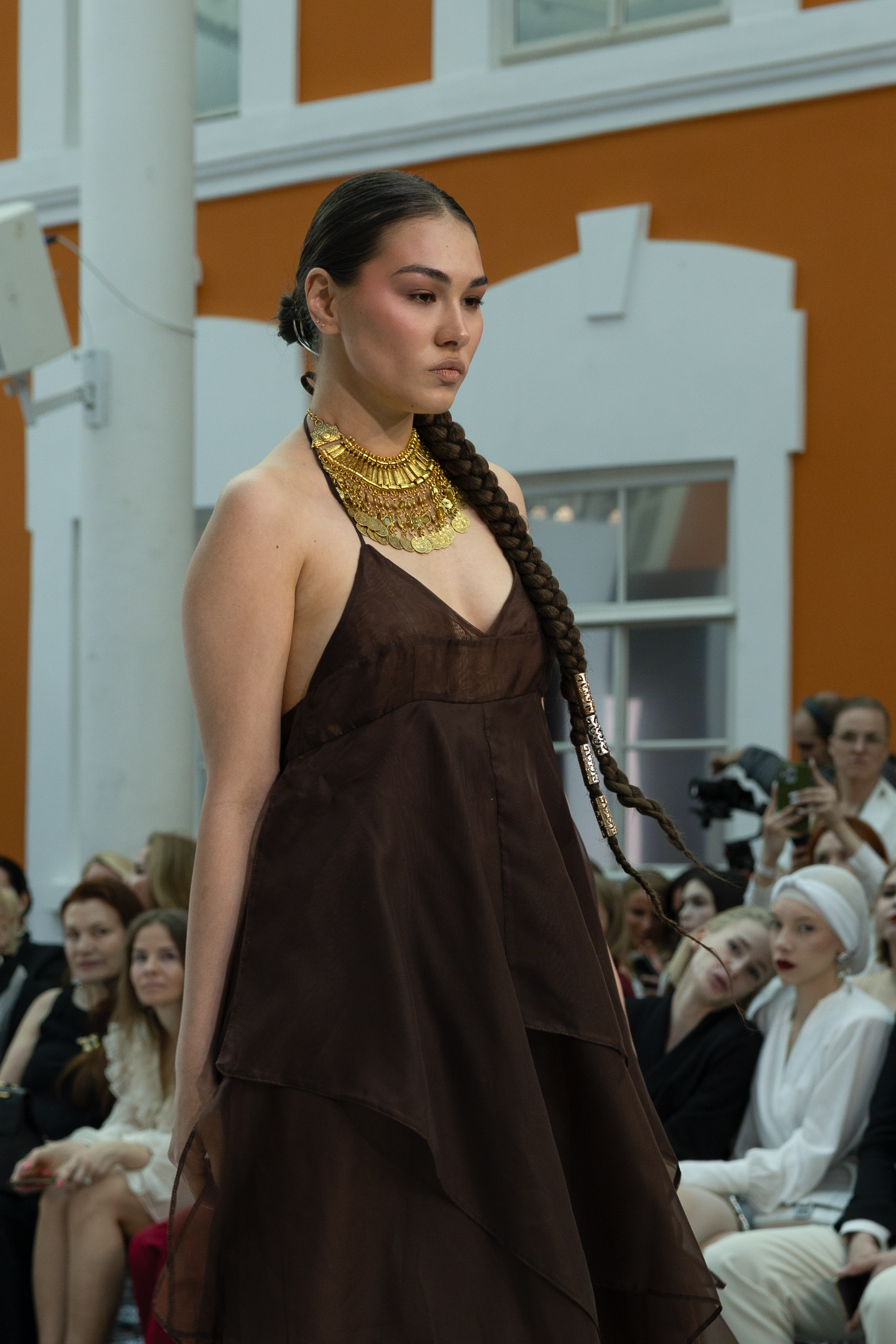 <img src="image.jpg" alt="репортаж с модного показа в Санкт-Петербурге">