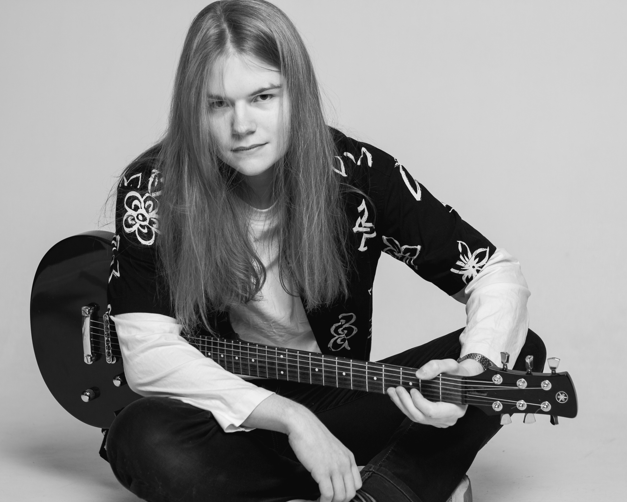 Мужчина в студии с драматическим светом