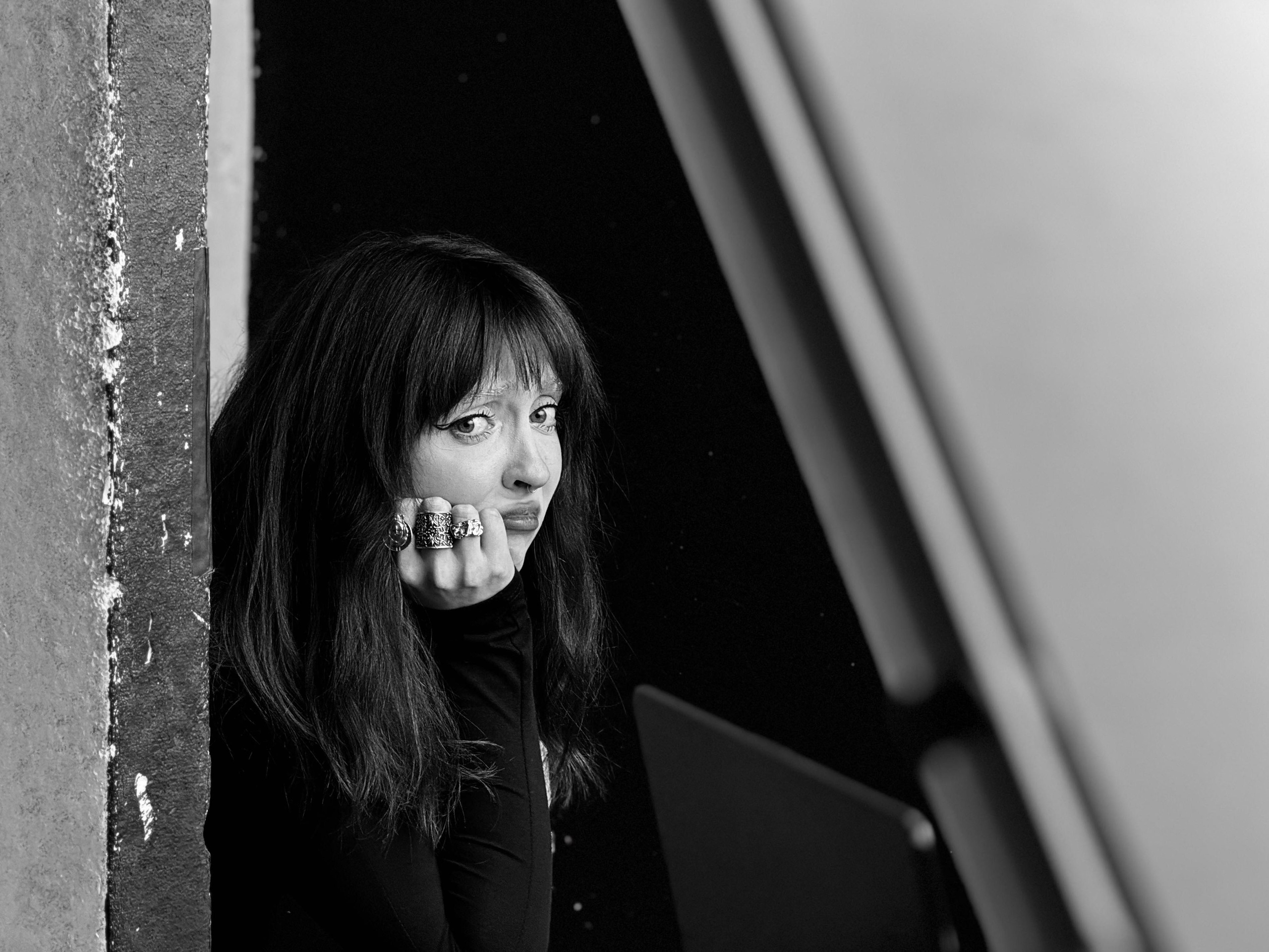 Монохромная фотография с драматическим светом — взгляд вглубь