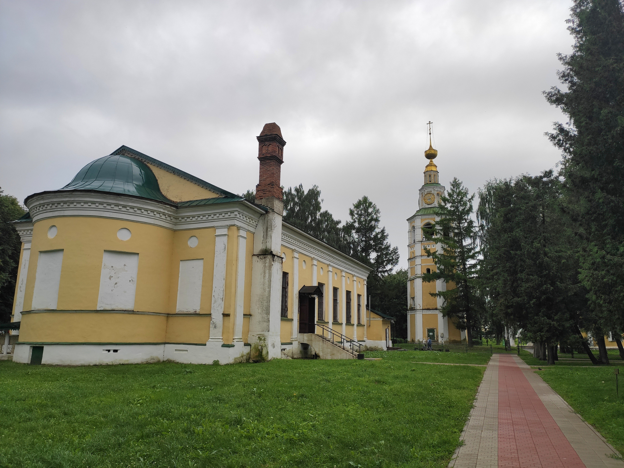 Зимний Богоявленский собор, построенный после первой Отечественной войны в 1822-1827 гг. Внутрь не ходили почти никуда - надевать в душных помещениях маски очень не хотелось.