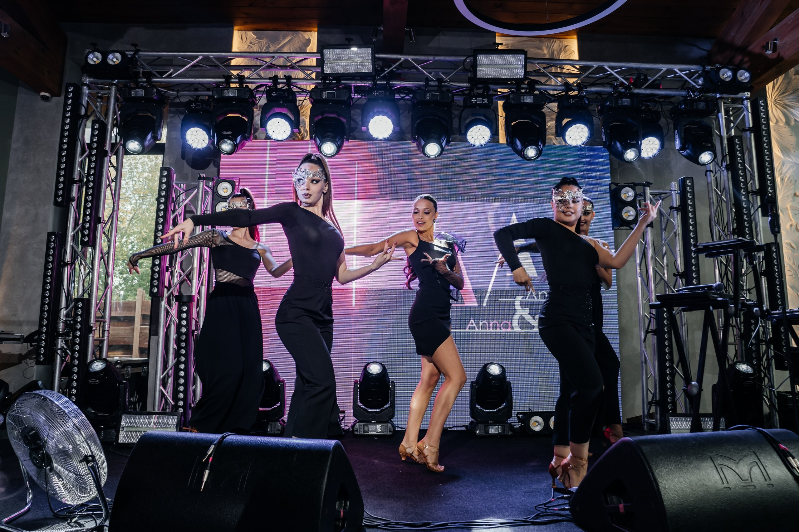 Выступления на банкетных площадках. Танцевальная шоу-группа «GRANAT»