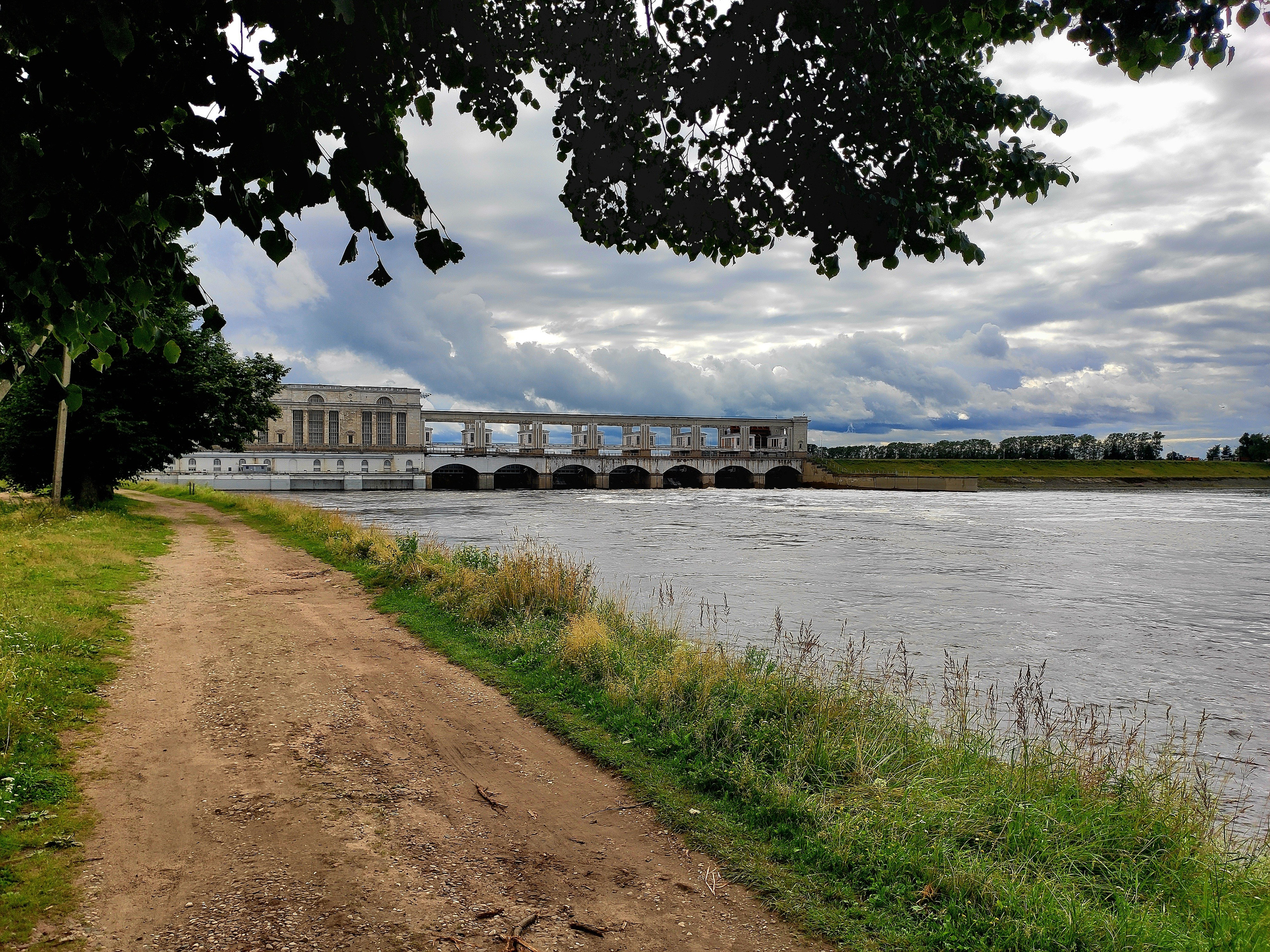 Одна из старейших гидроэлектростанций России — пущена в 1940 г. Строительство станции велось в 1935-1955 гг., В 1941 г. она являлась второй по мощности действующей ГЭС СССР.
