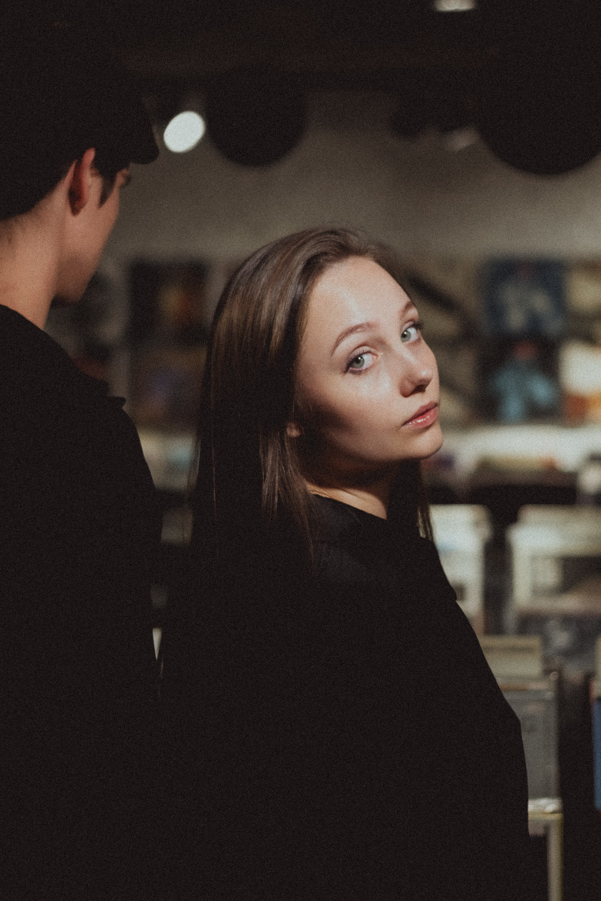 Парная ретро фотосессия в магазине с виниловыми пластинками