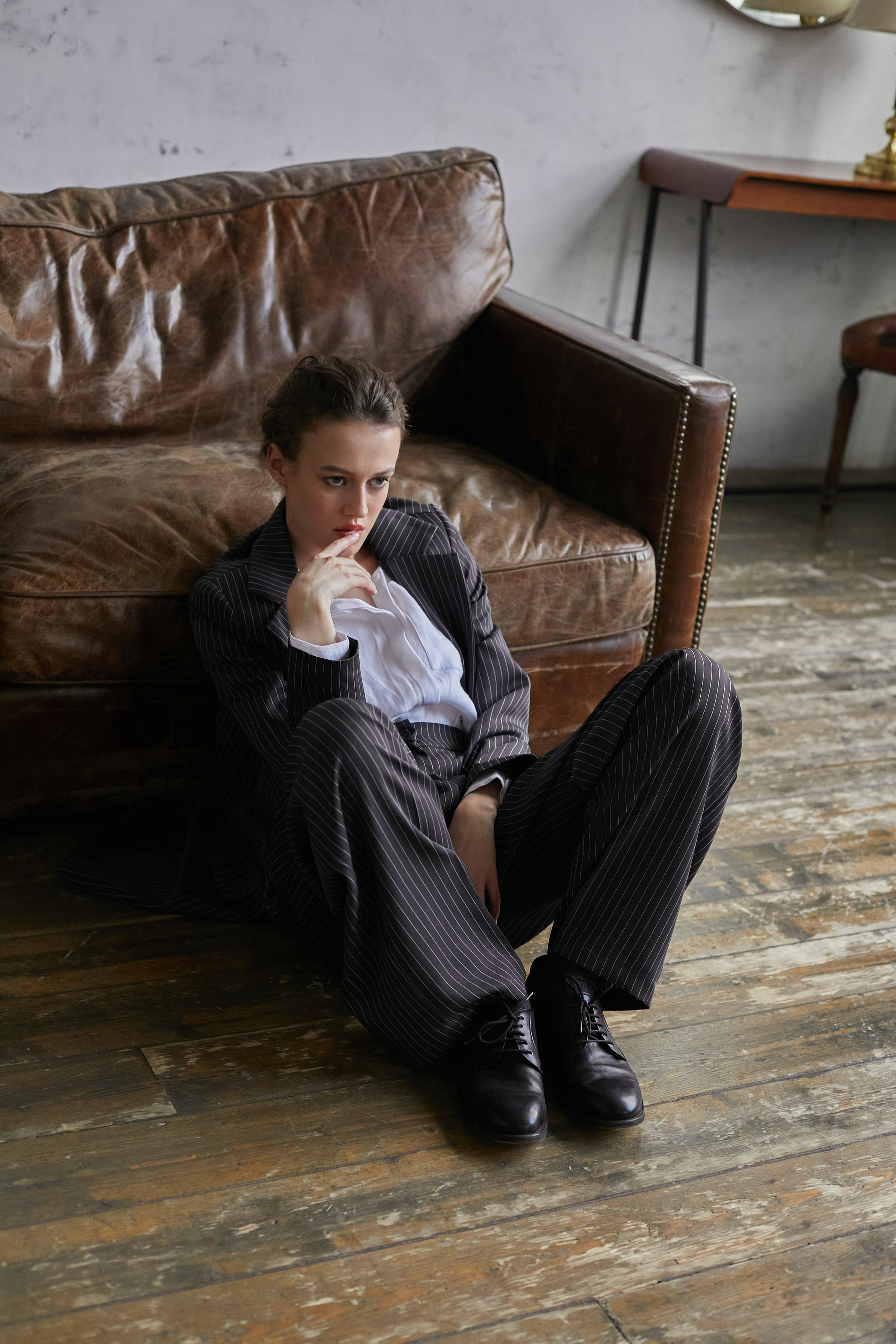 Фотограф в Москве. Студия. Студийный портрет. Девушка в пиджаке. Девушка на кожаном диване. Красивая девушка в мужском костюме. Женский портрет.