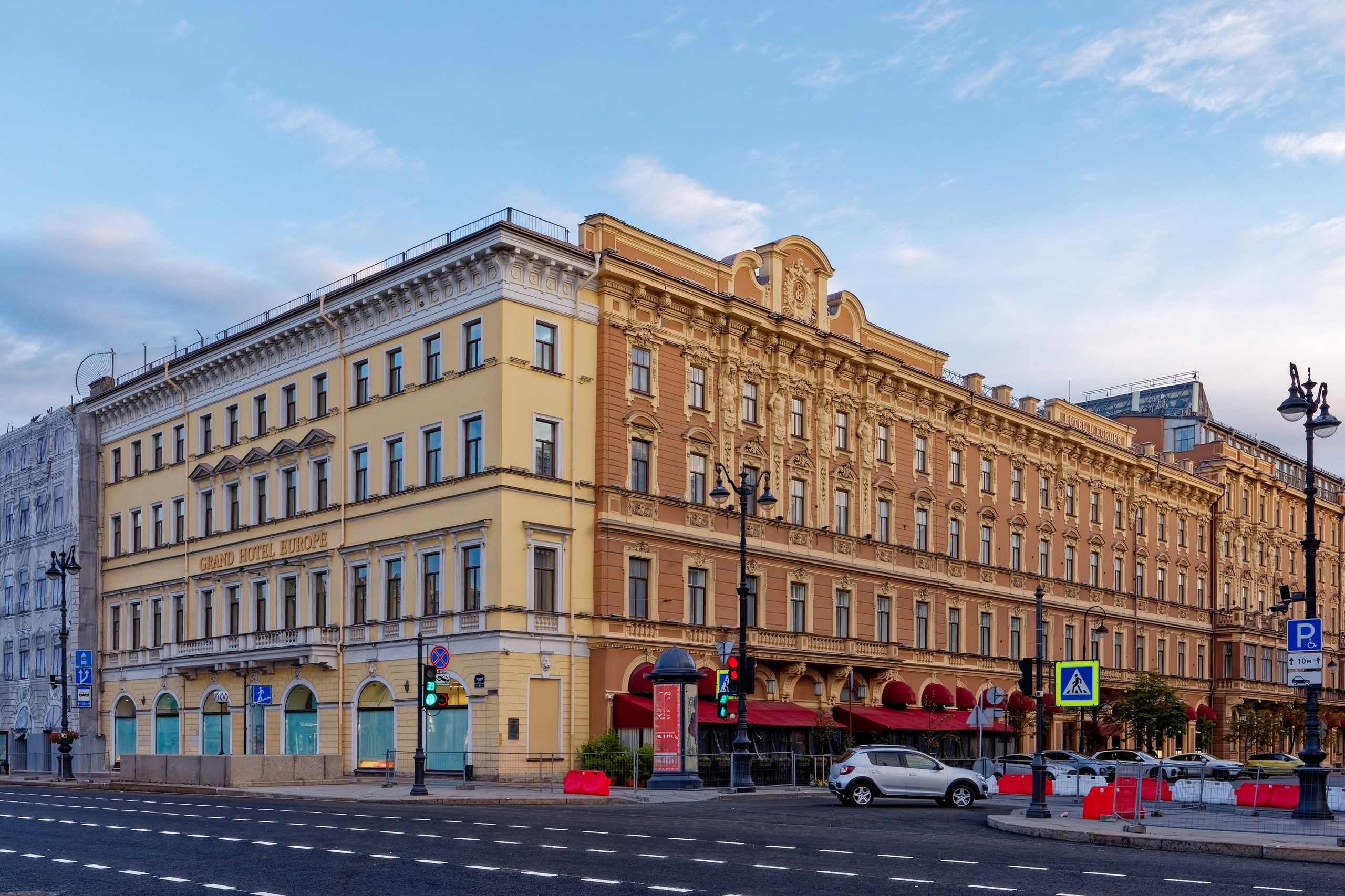 Санкт-Петербург, Невский проспект, дом 36. Дом А.С. Рогова (гостиница "Европейская"), 1825 год. Архитектор Пётр Иванович Габерцетель, 1875 - Людвиг Францевич Фонтана (перестройка под гостиницу). ОКНРЗ 781510227900005.