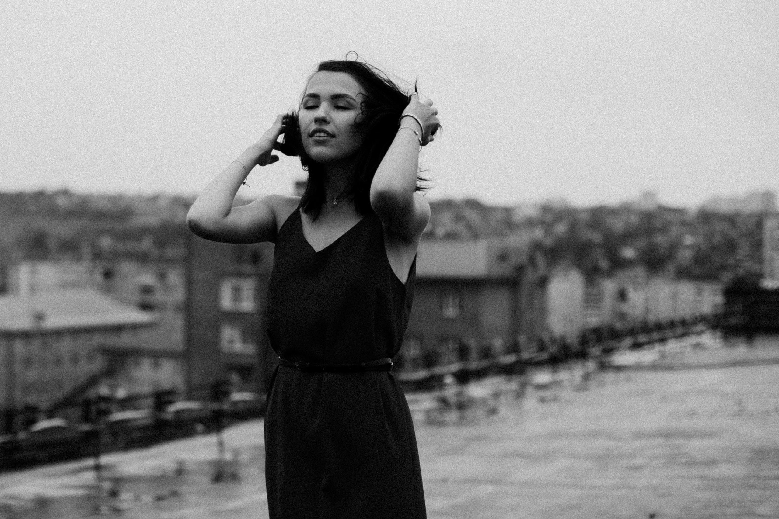 Черно-белая женская фотосессия на крыше в Красноярске