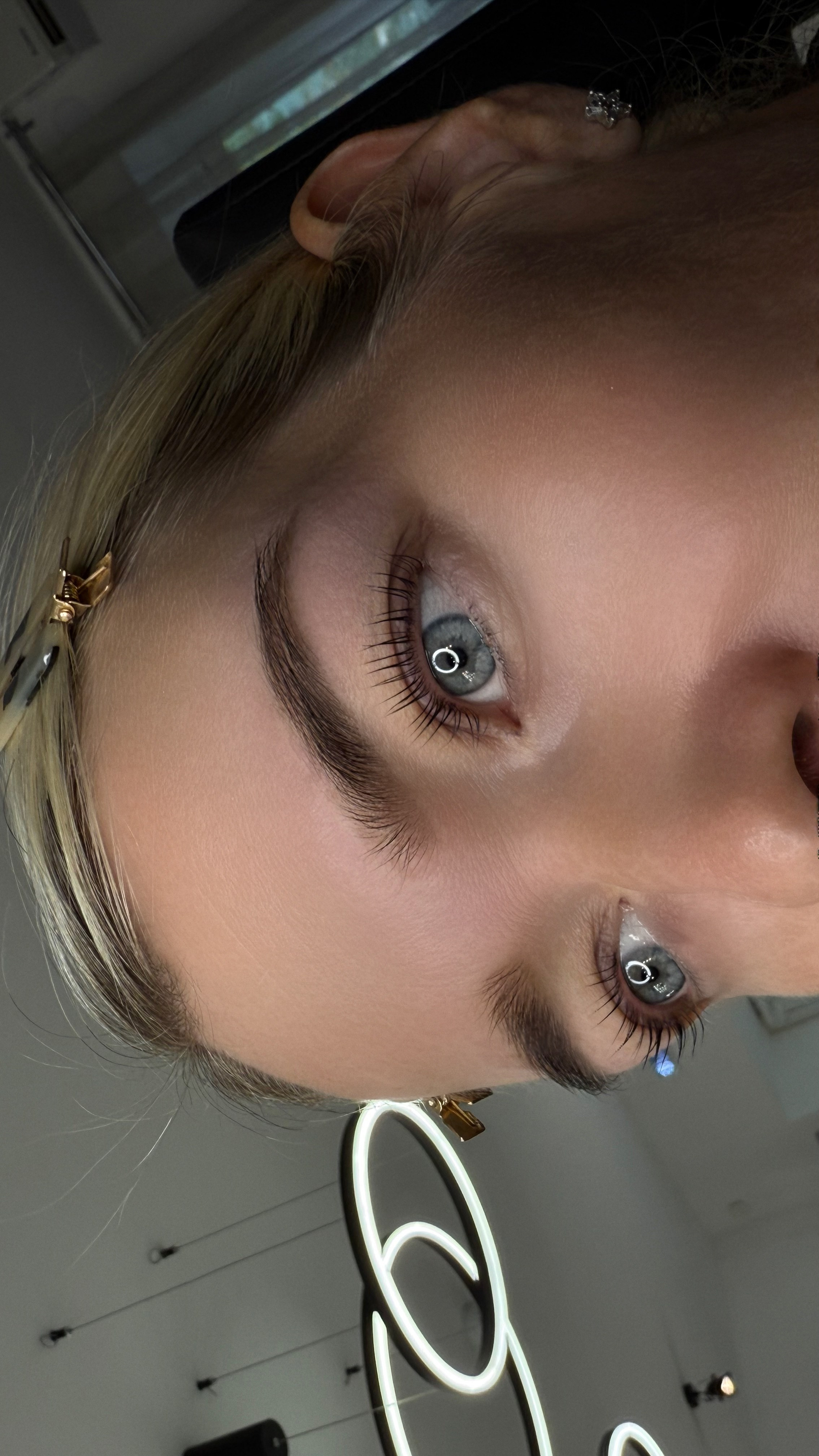 Брови. Студия визажистов, стилистов по прическам, бровистов и мастеров по ресницам