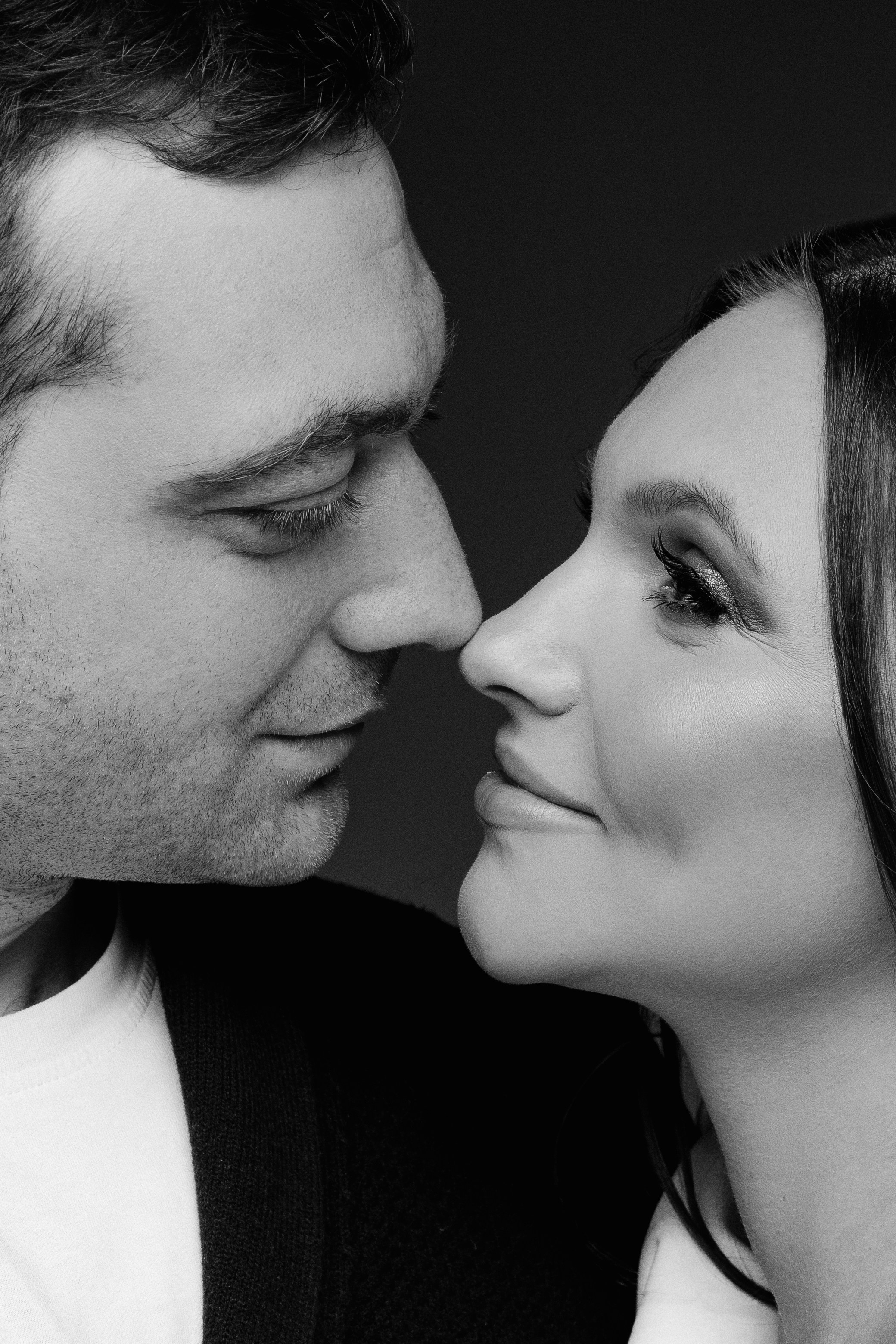 Анастасия и Анзор. Фотосессия беременности с мужем. Циклорама. Фотограф в Москве Ольга Сатони