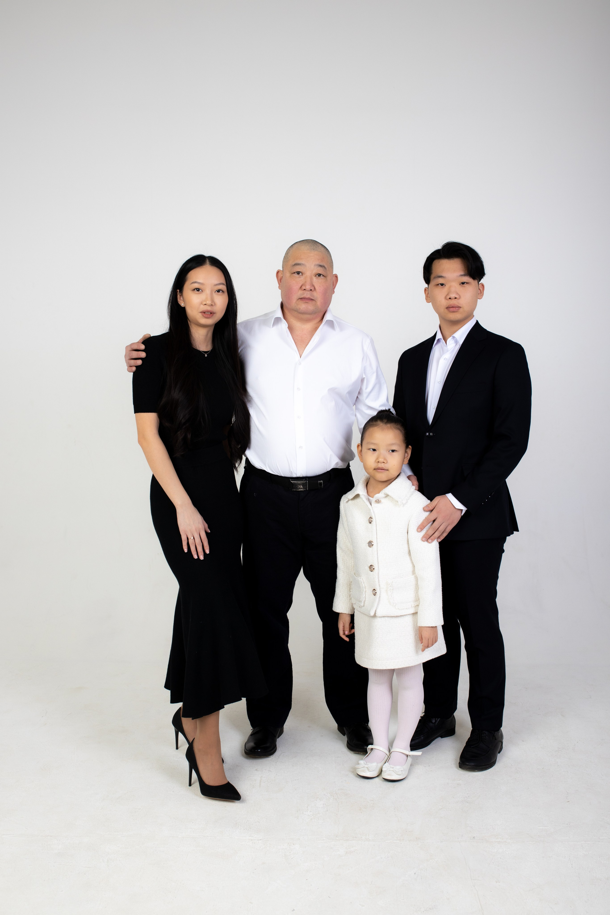 Семейная фотосессия на циклораме с импульсным светом. Фотограф в Железнодорожном и Балашихе