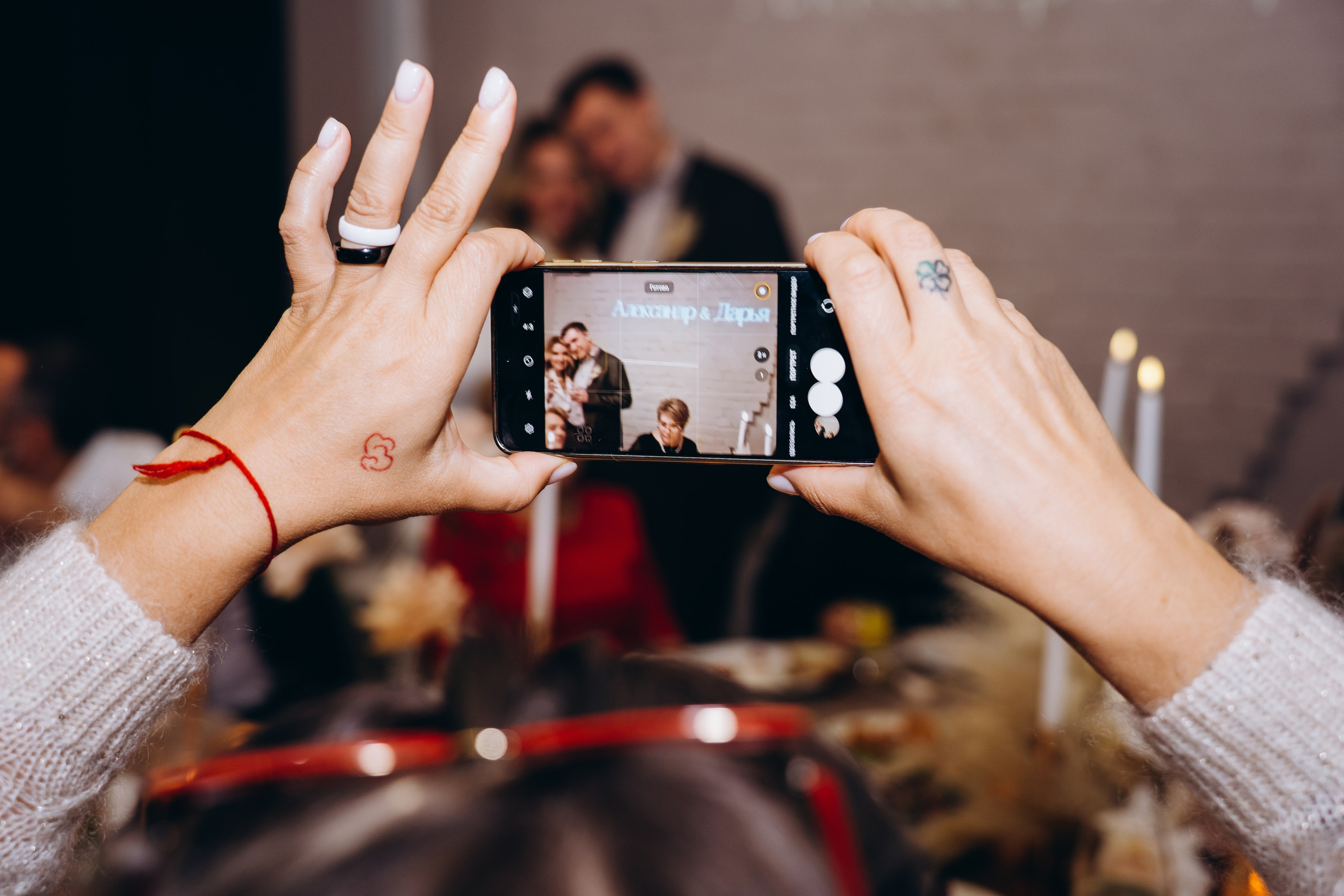 Веселые гости танцуют на свадебном банкете — репортажная съемка свадебных мероприятий в Москве с живыми эмоциями.