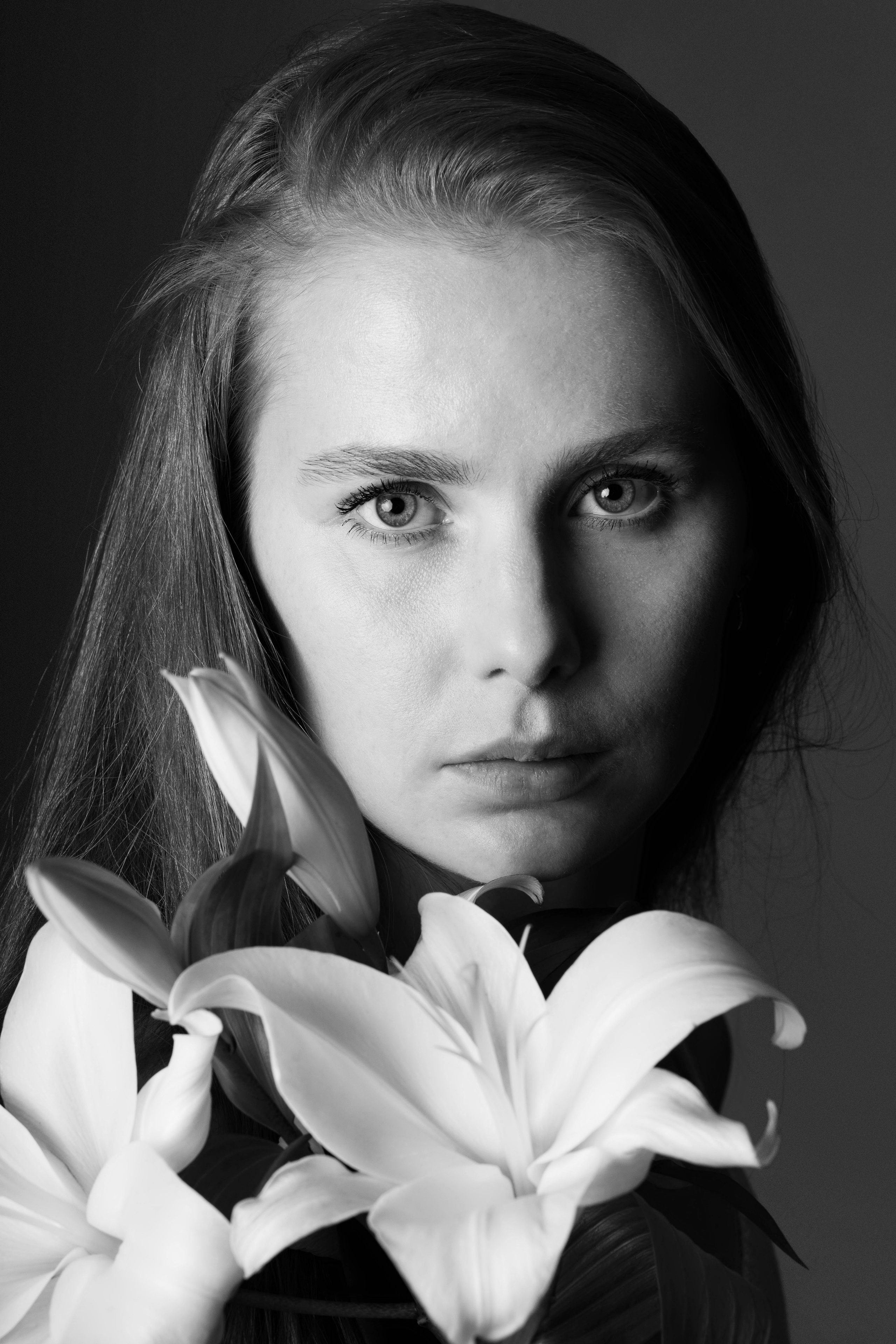 девушка с лилией черно-белый портрет 