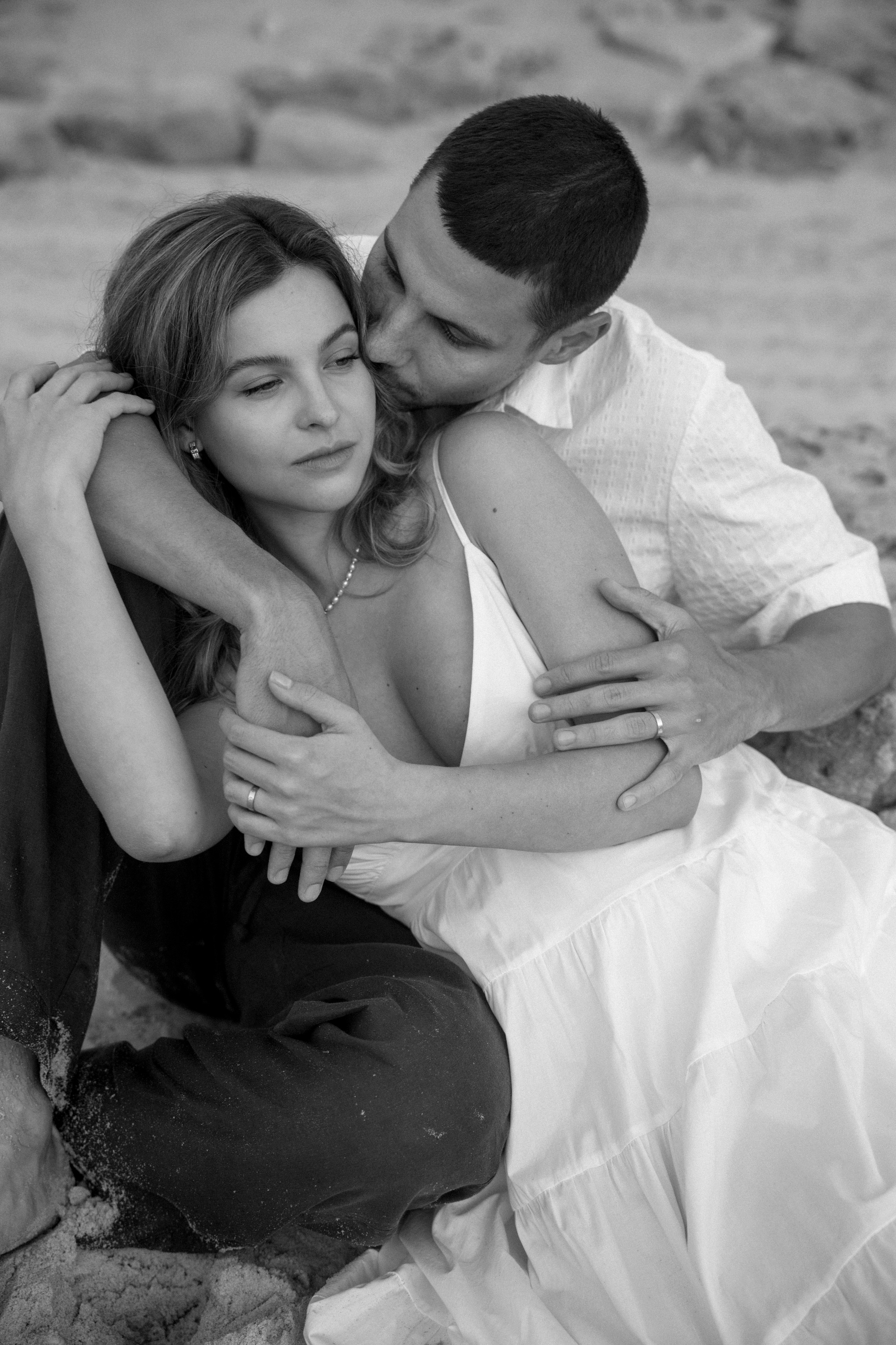 Pregnancy photoshoot near the sea (cloudy weather). Главная