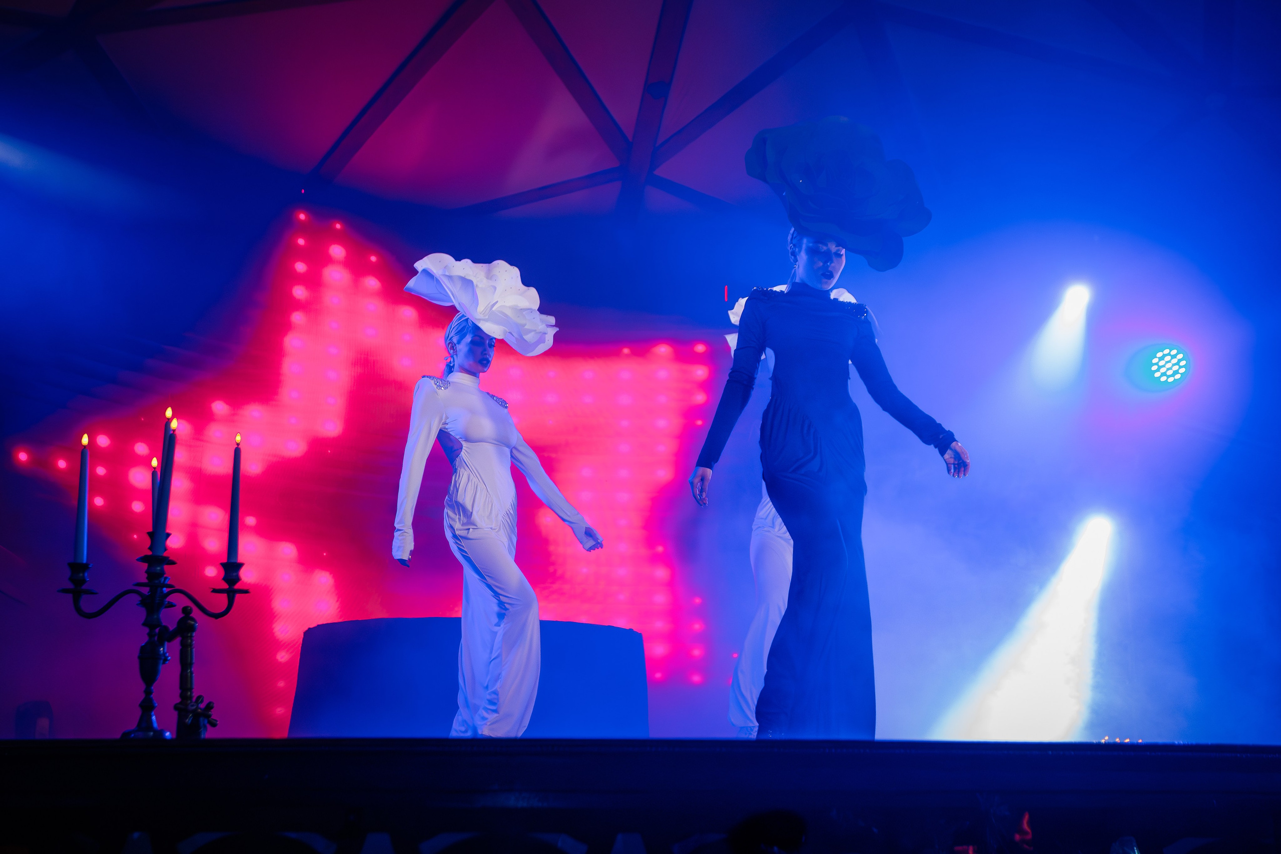 Новогодняя шоу-программа «MAGIC TIME» в PTIZZA BAR_Ялта_31.12.2025. Аминов Руслан | Фотограф