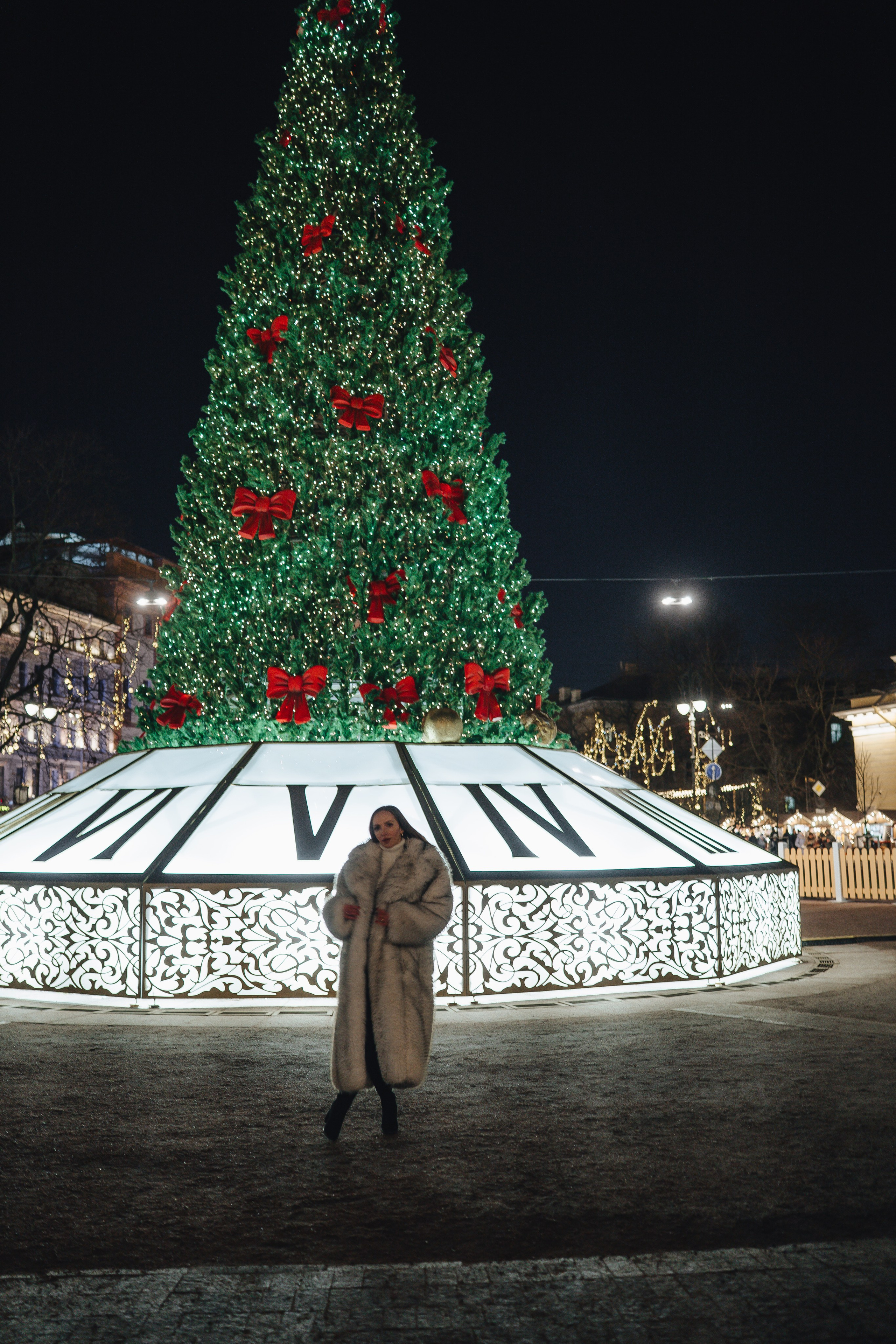 ПРОГУЛКА НА МАНЕЖНОЙ ПЛОЩАДИ ДЛЯ ДЕВУШКИ ПЕРЕД НОВЫМ ГОДОМ (НОВОГОДНЯЯ ФОТОСЕССИИЯ НА МАНЕЖНОЙ ПЛОЩАДИ). Профессиональный фотограф, Санкт-Петербург — Виктория Богомолова